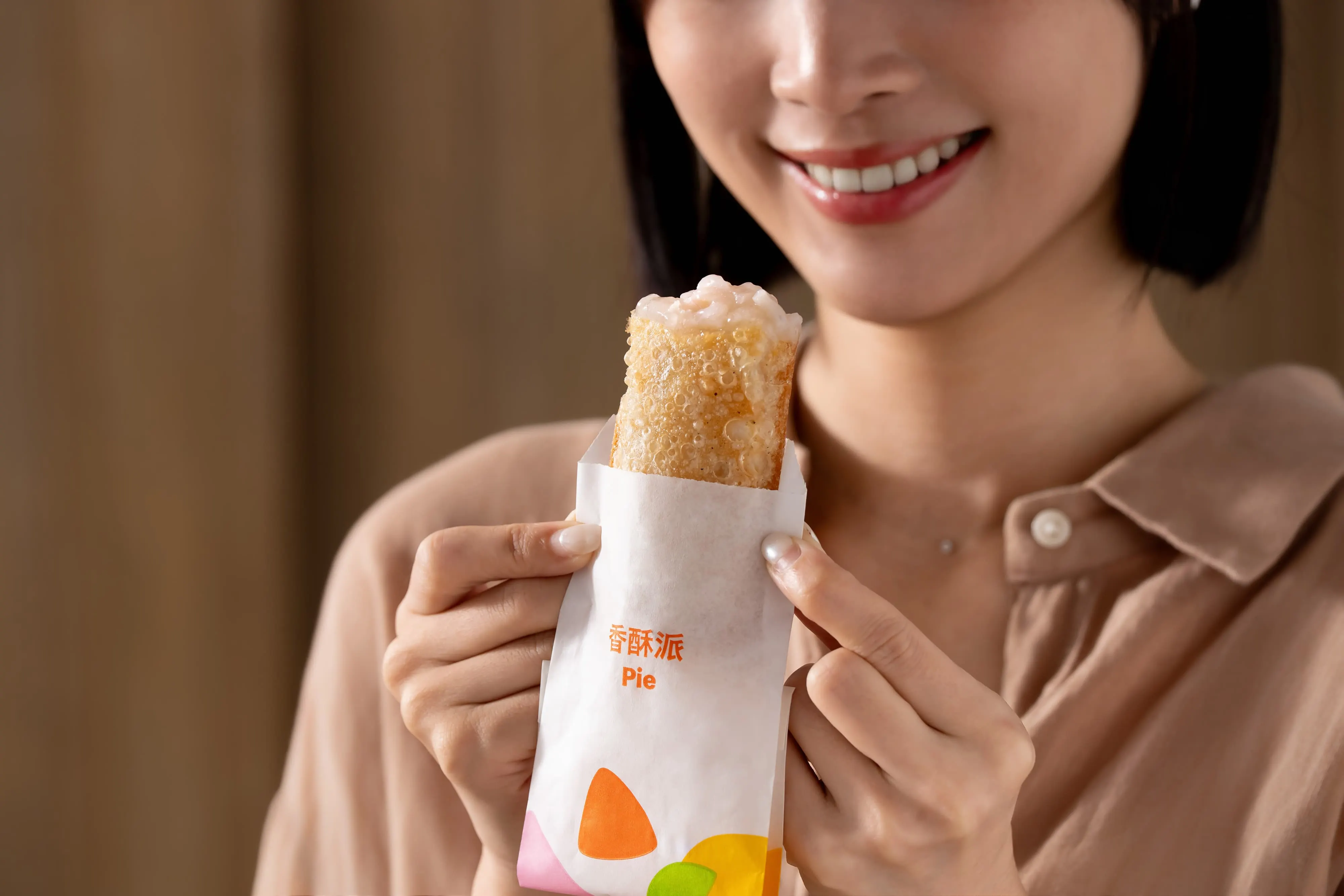 20250821-香芋派以綿滑芋泥內餡、鬆軟芋頭顆粒與金黃酥皮三大經典組合，擄獲芋頭控味蕾。（麥當勞提供）