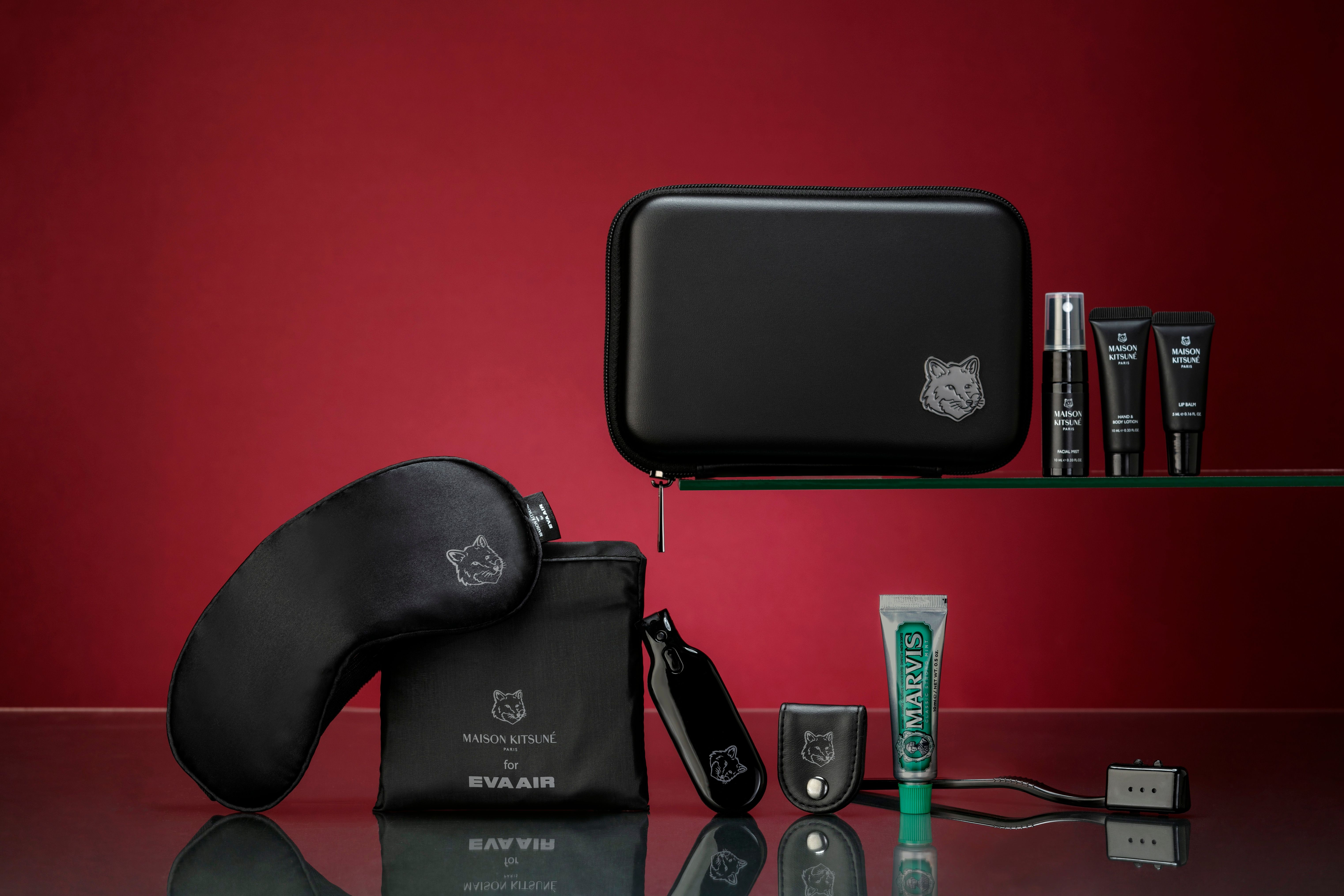 20250821-長榮航空桃園出發的長程線皇璽桂冠艙提供時尚又兼具功能性的狐狸頭斜背包，由國外返回桃園則提供小狐狸經典圖騰包，內含同品牌保養品組、整線器和實用摺疊購物袋，另附背帶。（長榮航空提供）