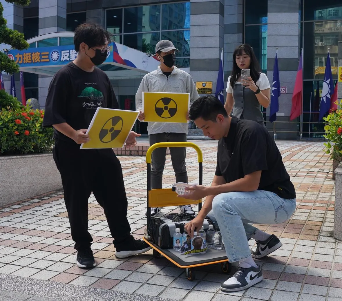 20250821-陳聖文事後在臉書發文抱怨，強調自己送去的是「核廢料場的水」，卻被「替身水」消費，批評藍營將議題變成「喝水比賽」。（取自陳聖文臉書）