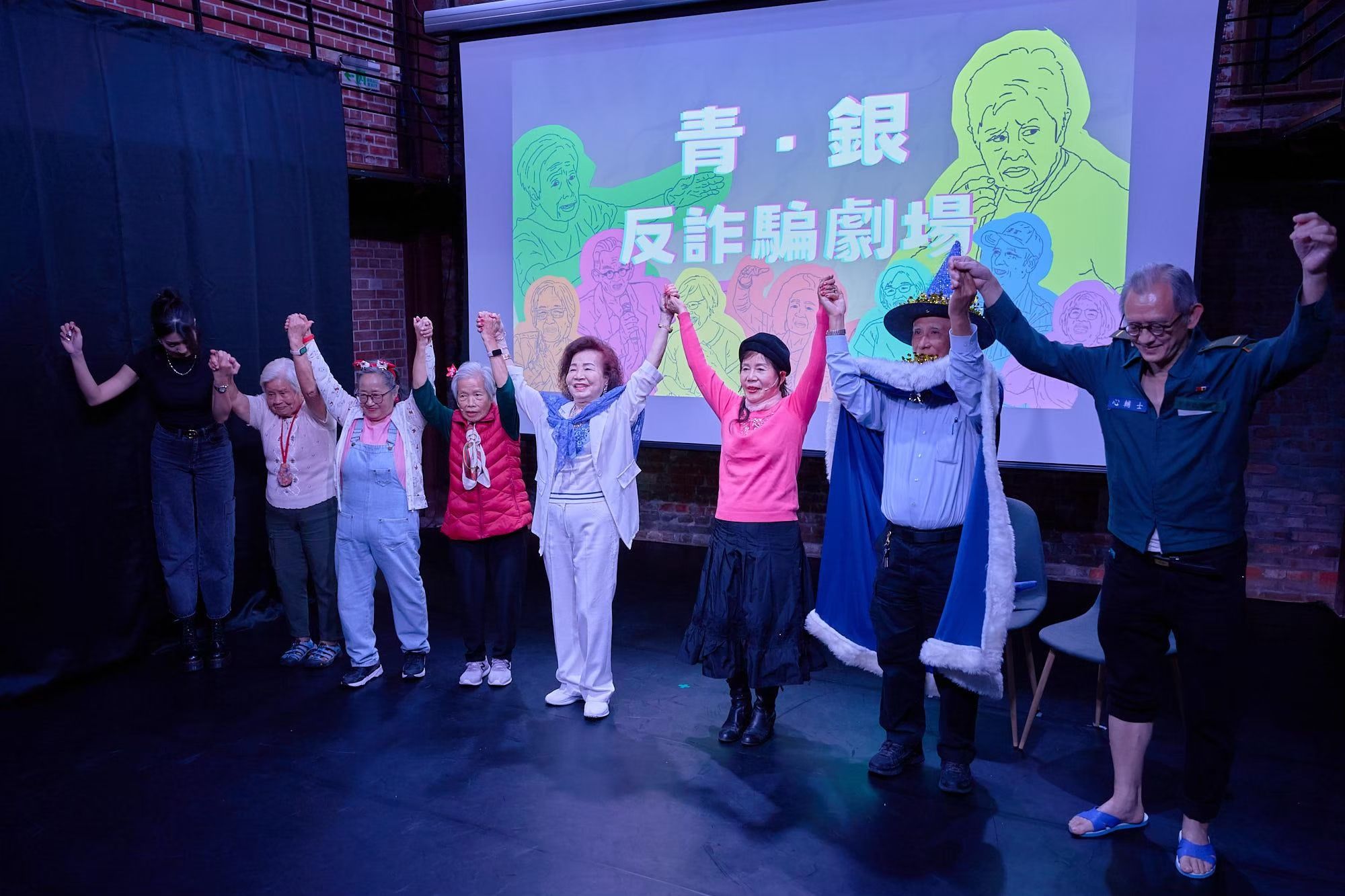 《菜市仔人生》重頭戲由23位60歲以上素人長輩，擔綱演出幽默的反詐行動劇，邀民眾在沉浸式氛圍中學習防詐知識(圖為排練花絮)。（圖/新北市政府文化局）