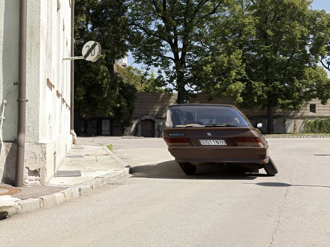 《Slanted Car》經Erwin Wurm大幅改造車體結構,乍看之下像裝置藝術,但無論引擎、動力、輪胎、底盤,主要機械結構依然保持完好,是一台能發動、能上路的真實汽車。