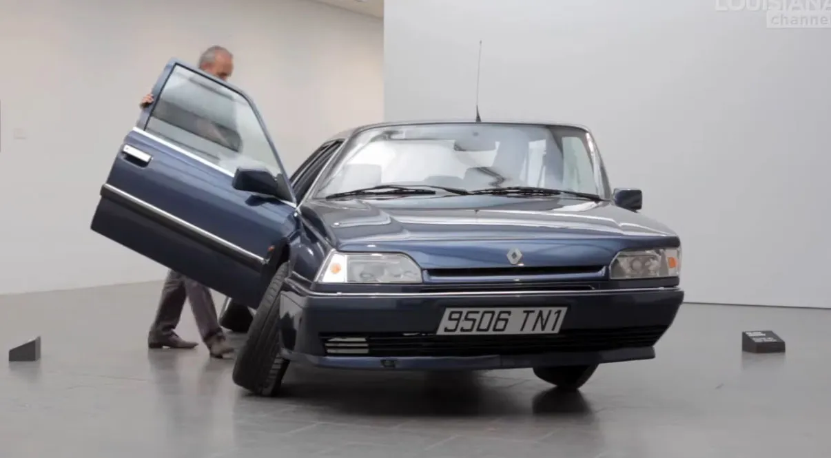 Erwin Wurm認為「沒有任何物件像汽車一樣,能徹底改變人的生活。」,希望透過《Slanted Car》向法國哲學家Gilles Deleuze與電影理論巨著《電影I:運動影像》致敬。