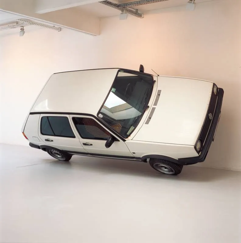 自1990年代以來,Erwin Wurm持續進行「Sculptures(雕塑是什麼)」系列創作,另一件《S Discipline of Subjectivity》也是以汽車為主題的作品。