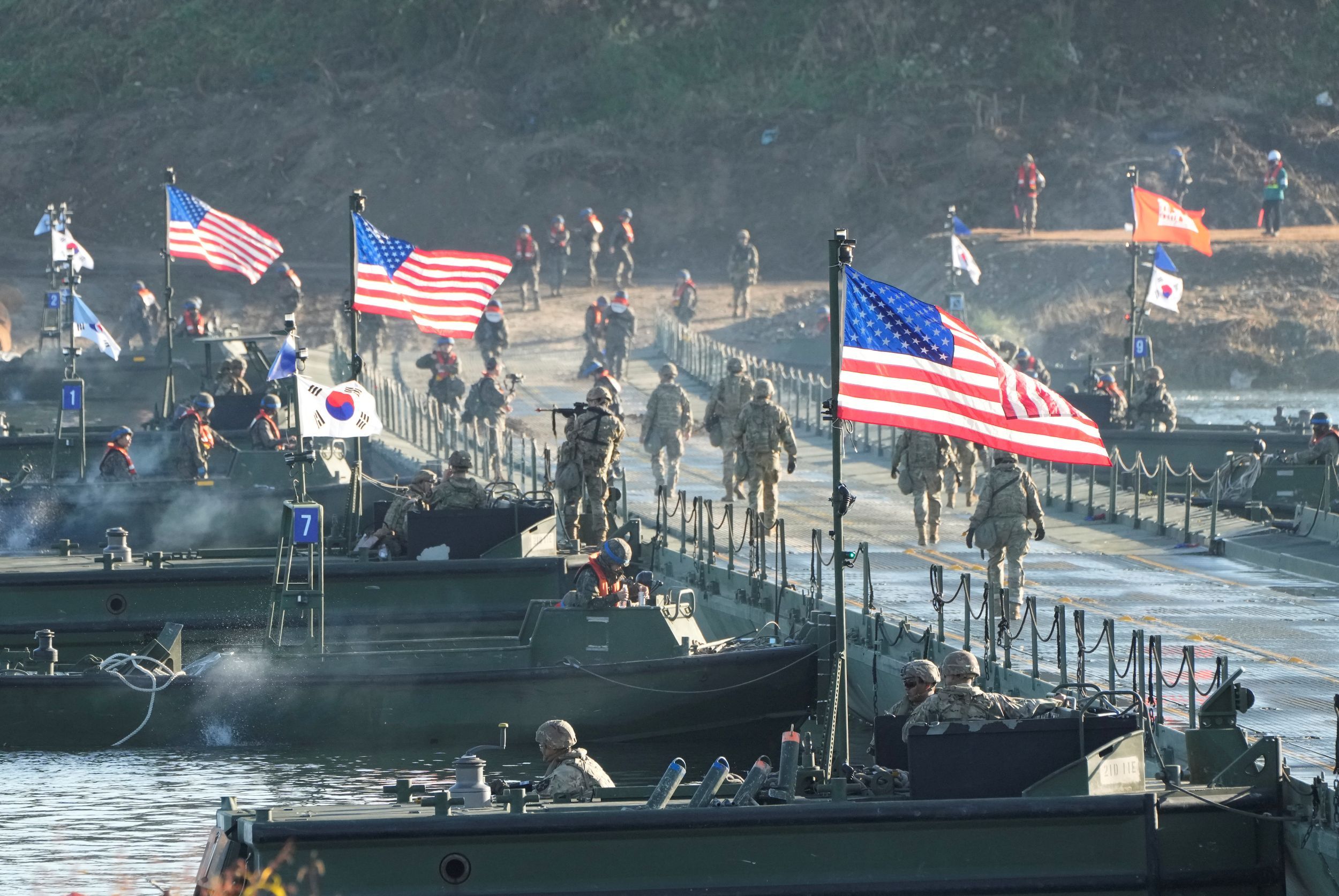 米軍と韓国部隊が合同両棲訓練を行っている。（AP通信）