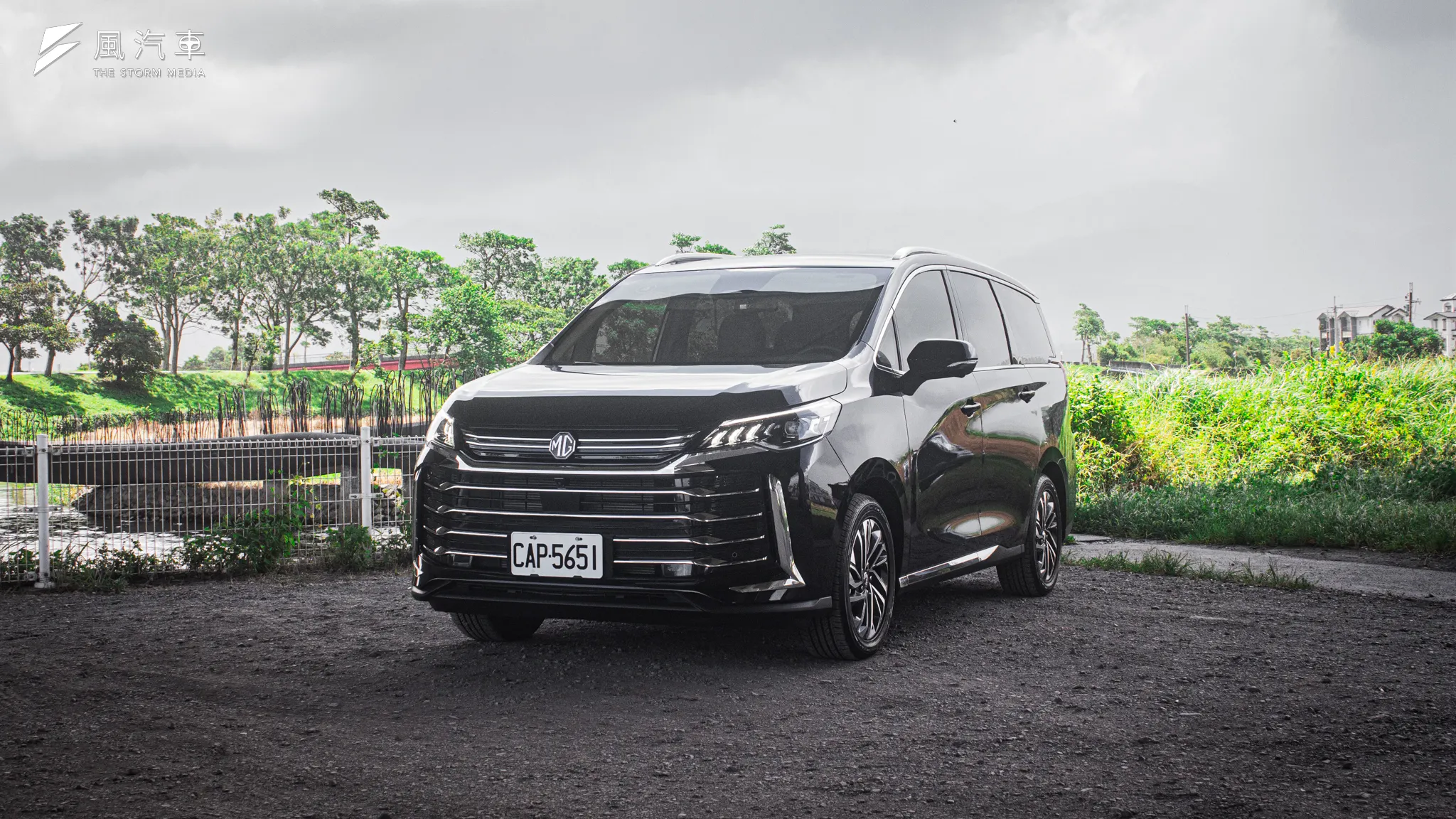 MG G50 Plus 大面積的鍍鉻飾條使其看起來相當氣派。