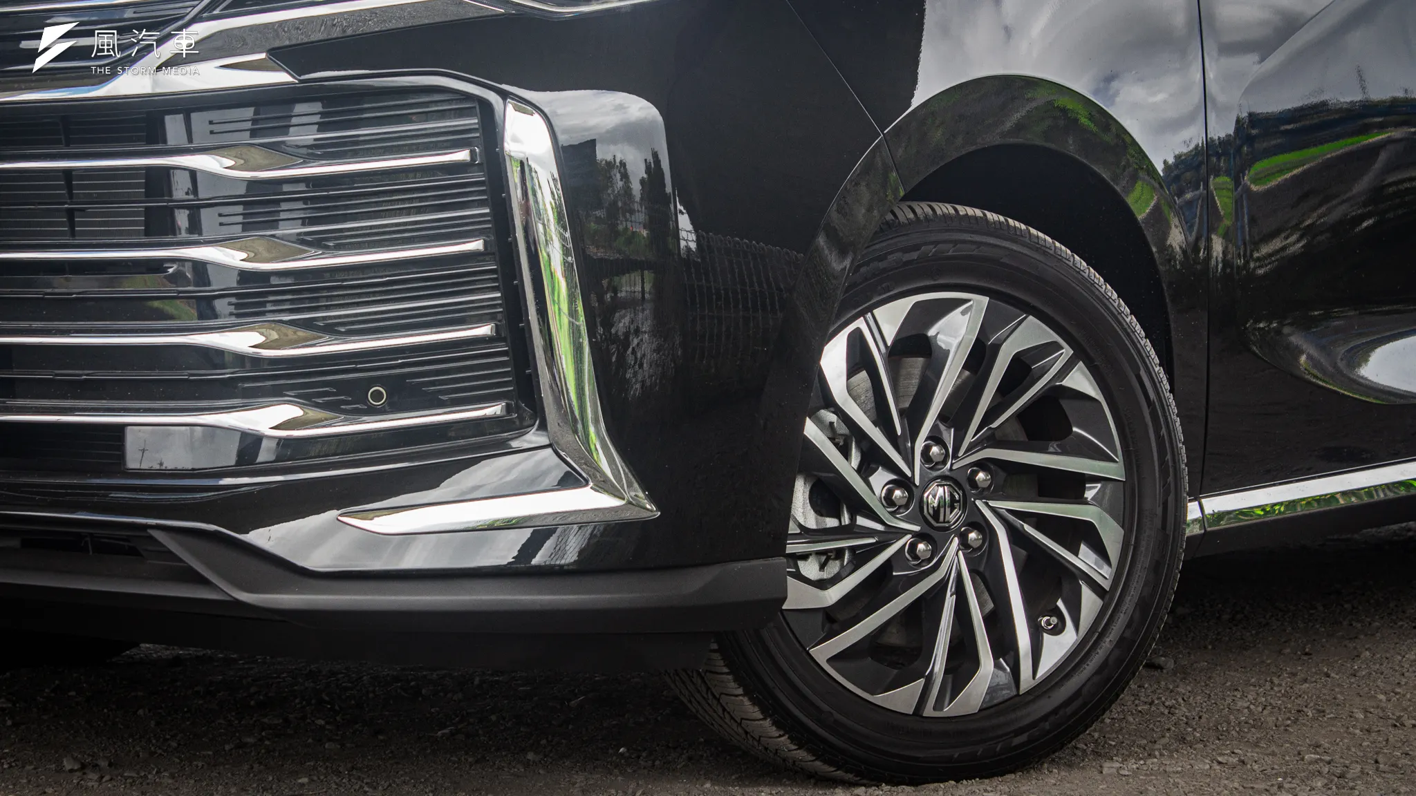 MG G50 Plus 採用215/55 R17的常見配胎並搭載麥花臣前懸吊系統。