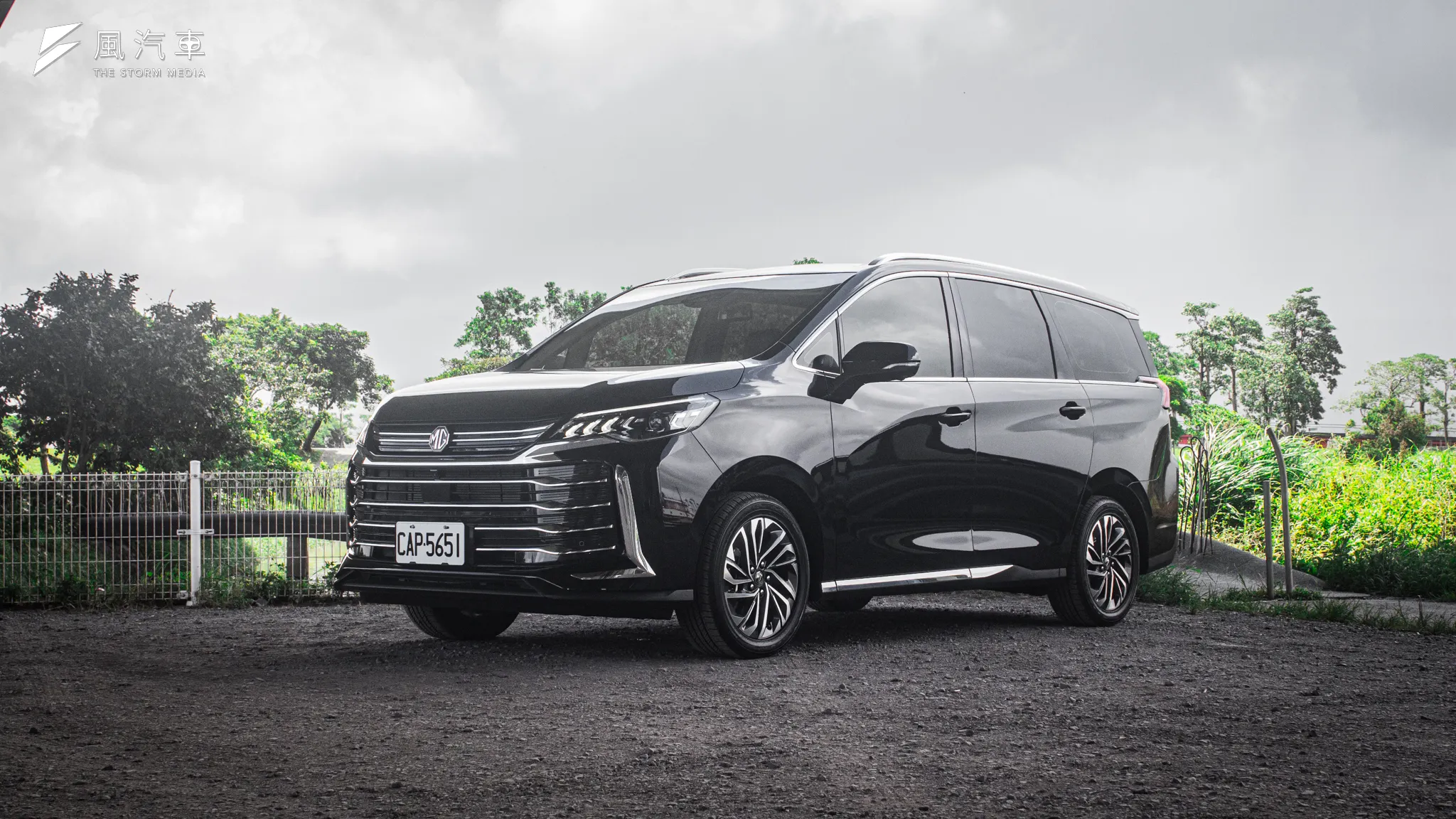 MG G50 Plus 採用同類型車款罕見的側開門設計，結構上比起側滑門要節省空間維護也更簡易。