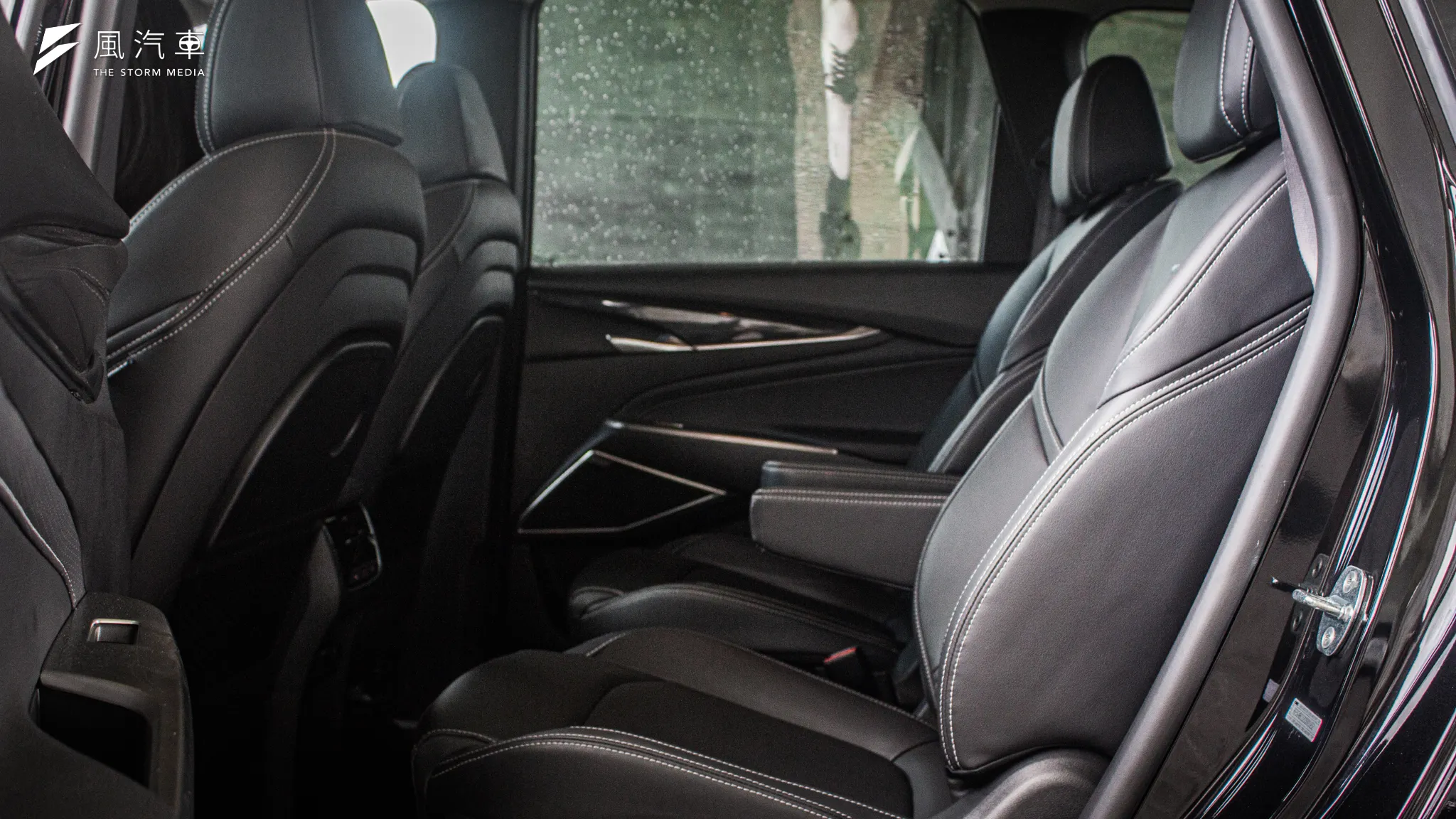 MG G50 Plus 第二排座椅採2人座設定，在選配Premium套件之後也從標配的手動改為電動調整。