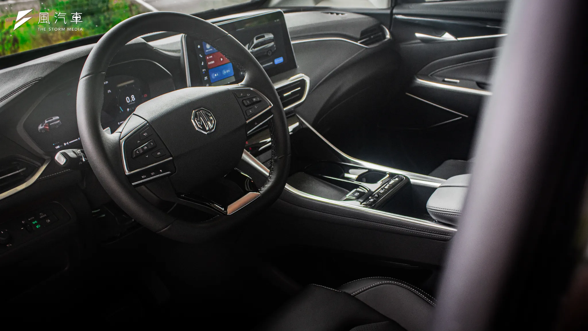 MG G50 Plus 的方向盤轉動虛位及油門的踩踏間隙都較為明顯，面對強風時會更難發揮車輛水準。