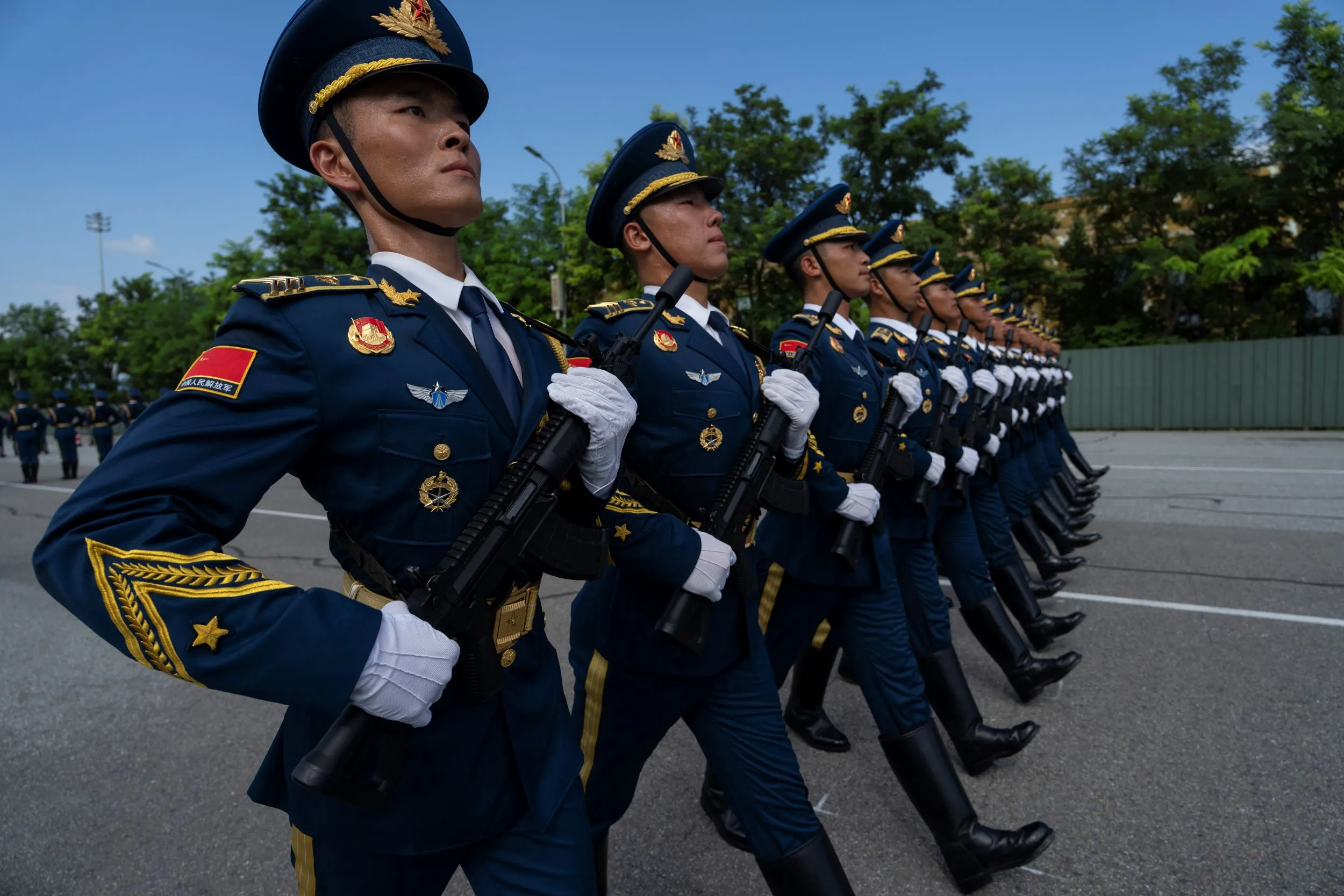 解放軍部隊進行最後預演，準備參與93天安門大閱兵。（美聯社）