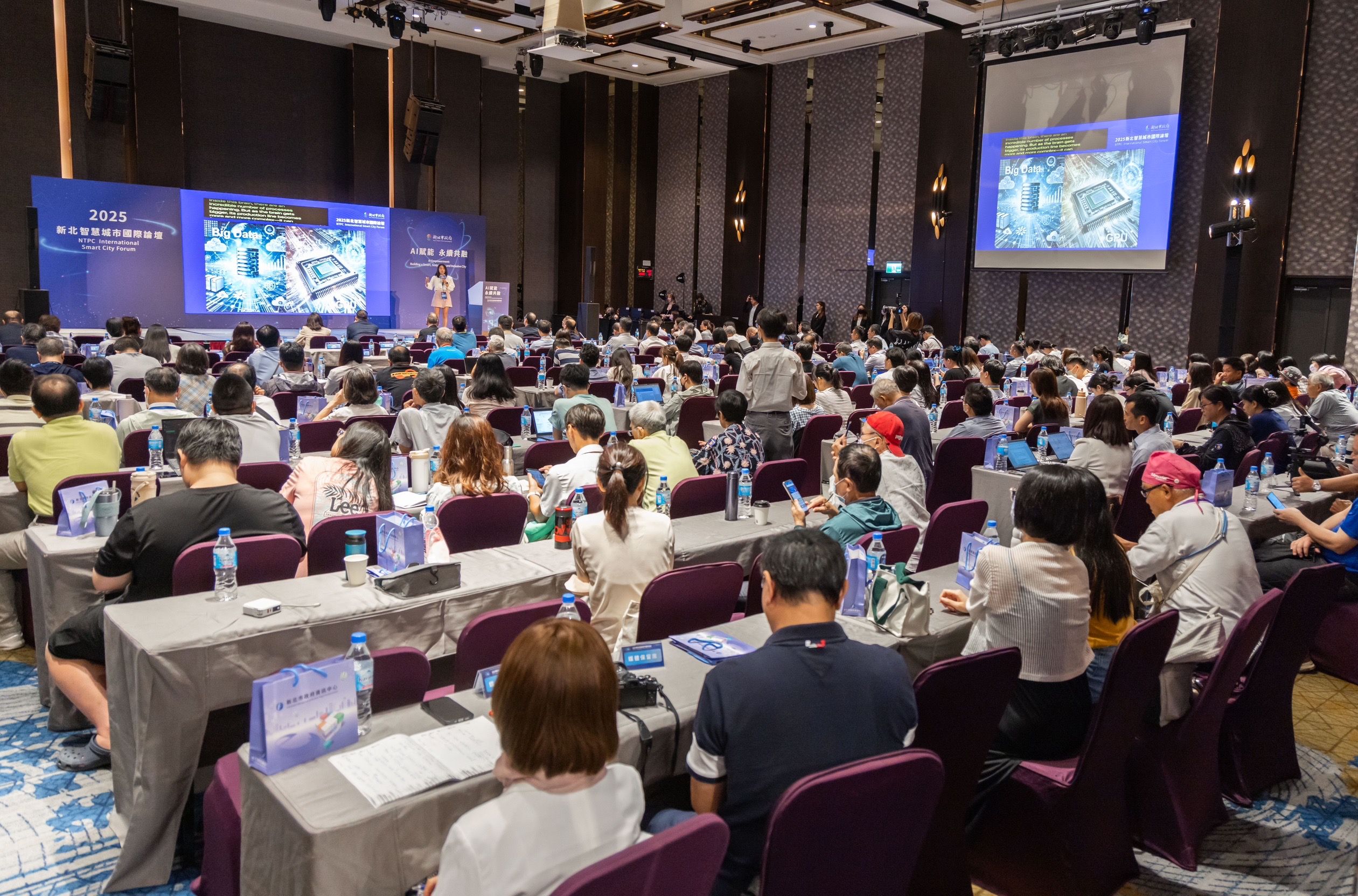 活動熱烈參與民眾擠爆論壇現場。(圖/新北市研考會提供)