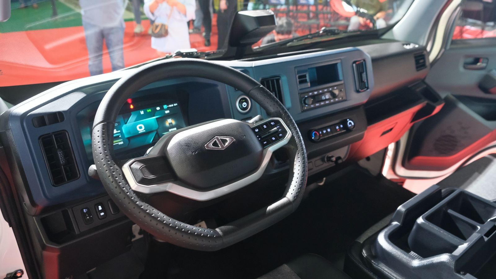 20250822-ET35是首款具有Level 2的中型商用貨車，目前已在台北市進行示範運行。（劉芯衣攝）