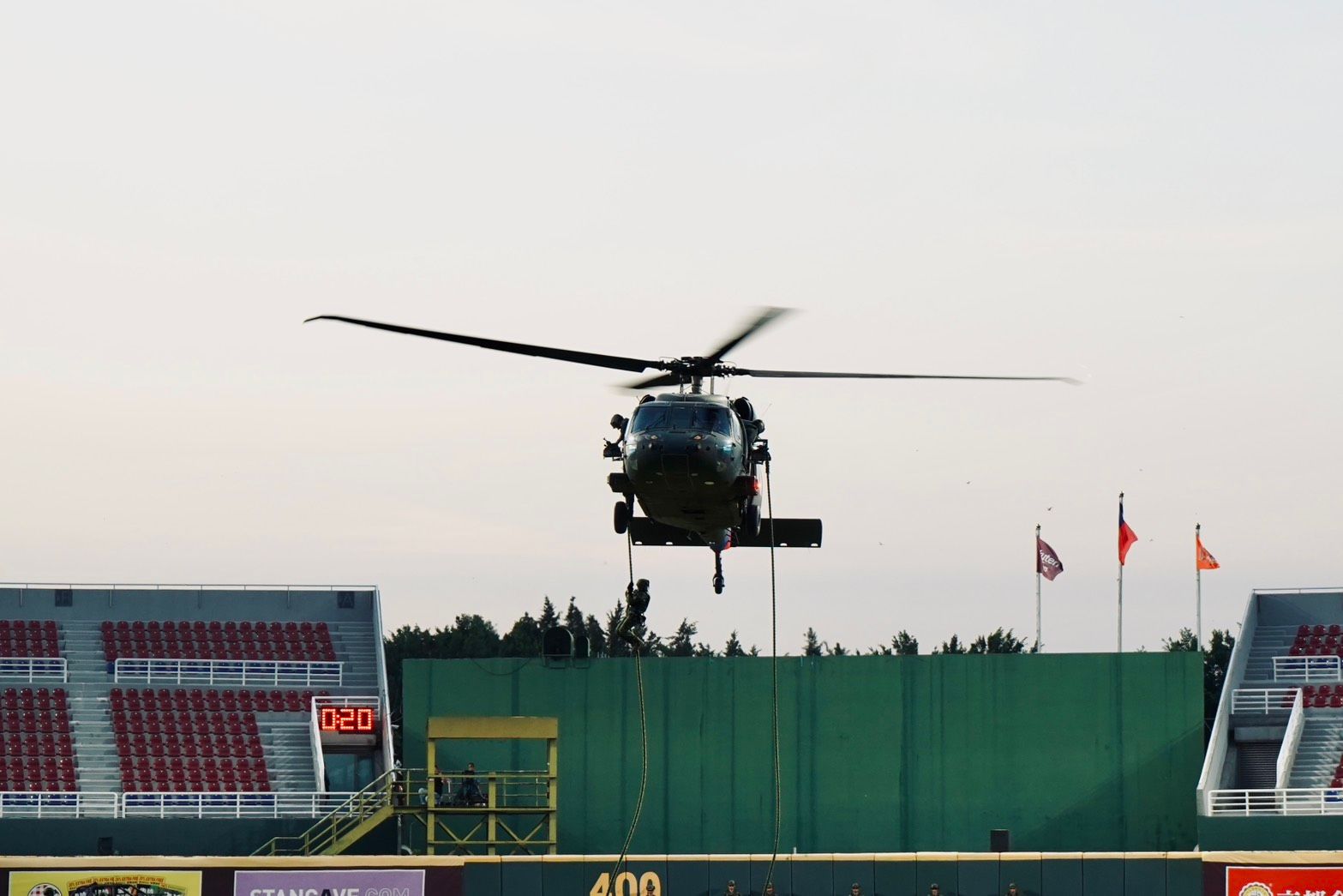 20250822-為慶祝93軍人節，陸軍司令部今（22）日配合國防部114年軍人節系列活動，於樂天桃園棒球場舉行「敬軍職棒主題賽」職棒開球活動。（張曜麟攝）