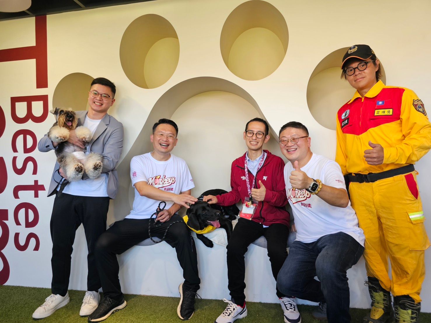 桃園「樂天棒球場寵物友善專區」除設有專屬觀賽席次外，亦規劃戶外「寵物樂園」及室內休憩空間。（圖／桃園市政府提供）