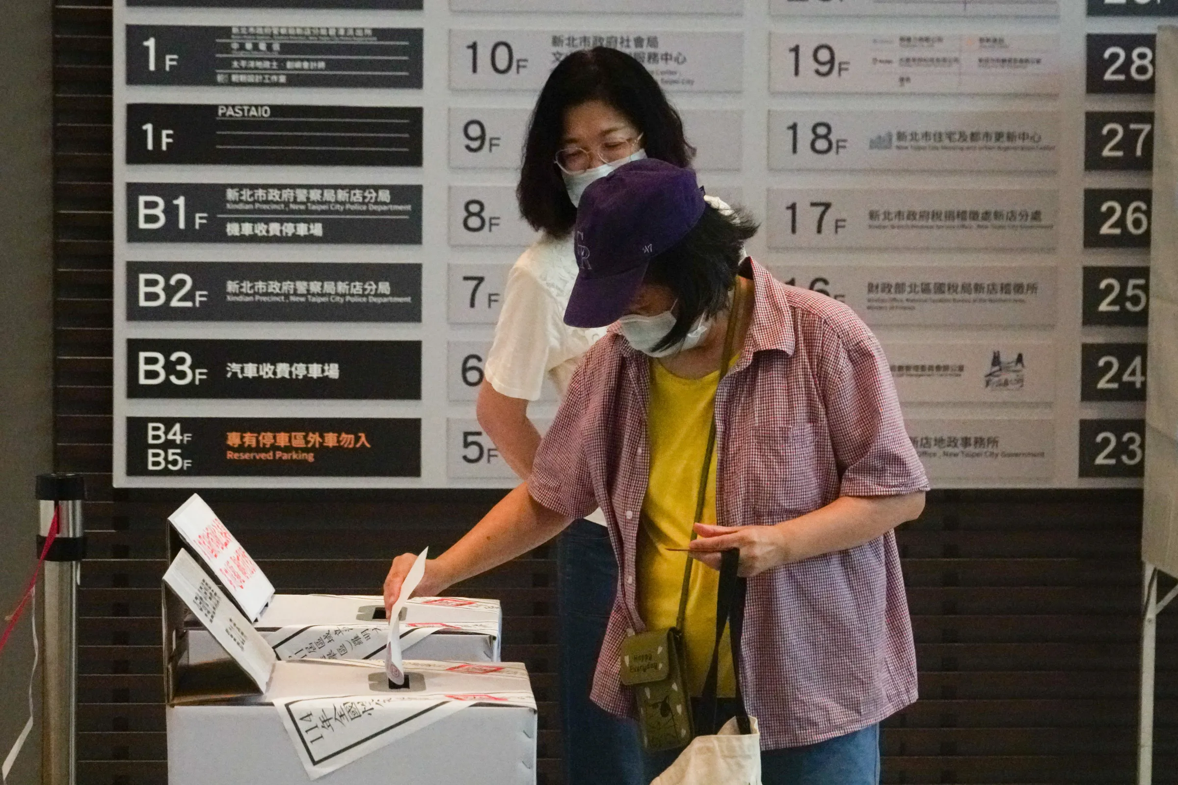 20250823-新店區市民前往投票所投票。（蔡親傑攝）
