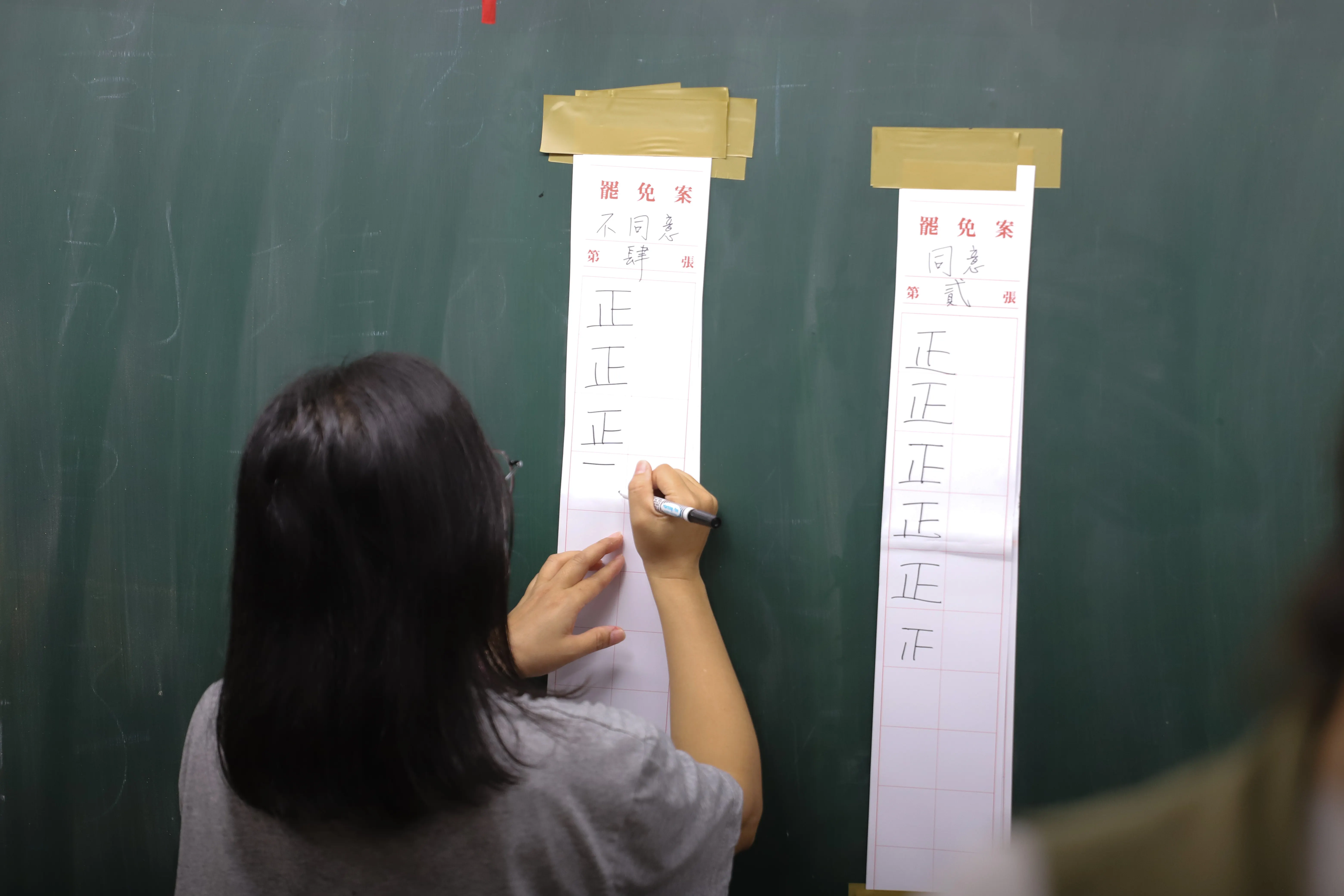 20250823-立委罷免與核三延役公投開票畫面。（陳品佑攝）