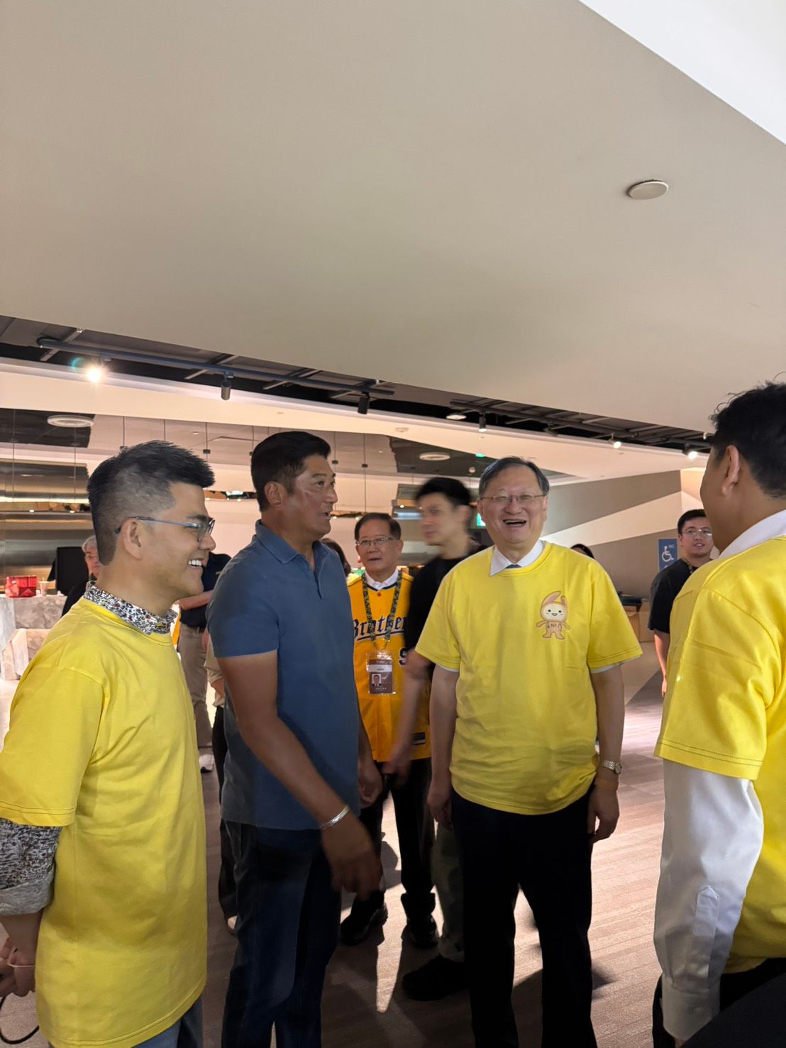 中國信託慈善基金會董事長辜仲諒、中信育樂董事長陳國恩，與臺大醫院余忠仁院長與臺大雲林分院馬惠明院長致意。(圖/中信兄弟)