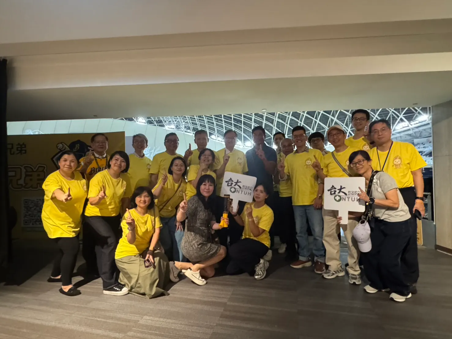 中國信託慈善基金會董事長辜仲諒(後排藍衣者)特地到現場與臺大醫院醫療團隊致意。(圖/中信兄弟)