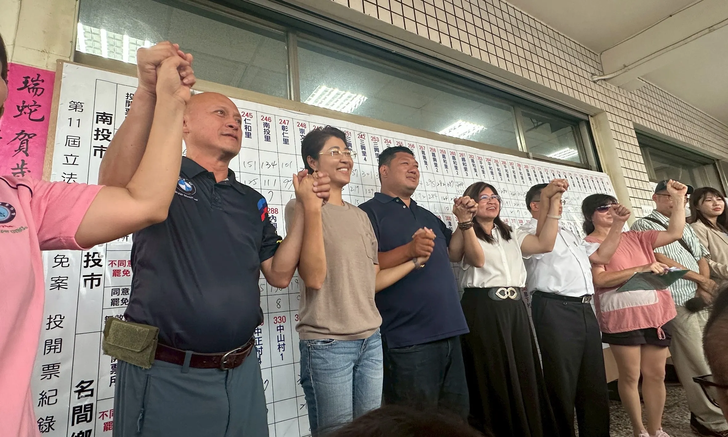 許淑華縣長陪同縣籍立委游灝宣布通過不同意罷免。(圖/游灝立委服務處)