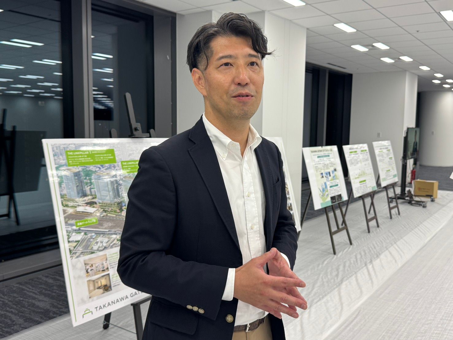 JR東日本於東京高輪舉辦無人機升空表演，品牌推廣經理出川智之。（黃信維攝）