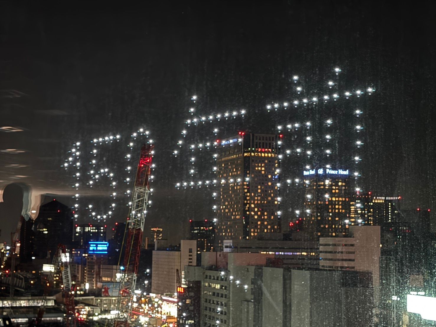 JR東日本於東京高輪舉辦無人機升空表演。（黃信維攝）