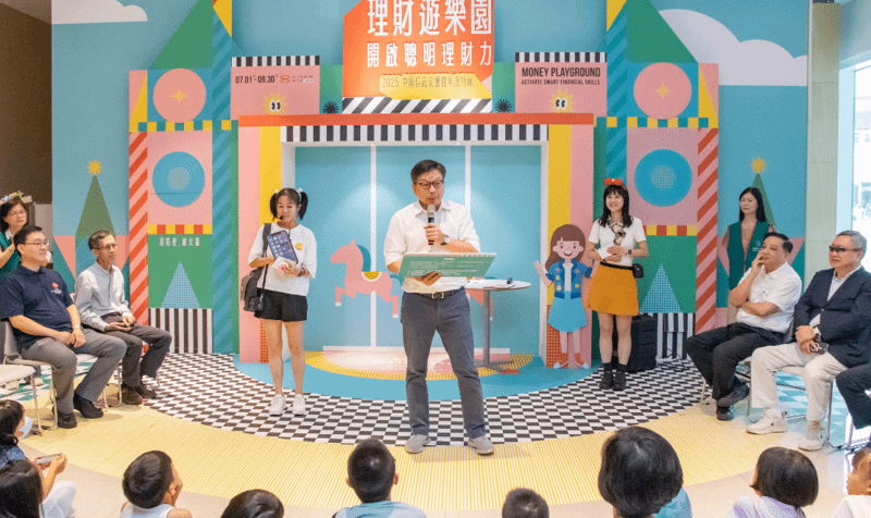 中信銀獨董楊聲勇於「理財小劇場」扮演防詐守護神，提醒小朋友「想要擁有守護財富的超能力，必須要分辨真假訊息，不要貪心，才不會讓壞人有機會騙走錢。」／中信銀行提供