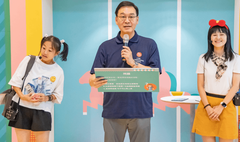 中信銀董事施光訓於「理財小劇場」化身消費高手，叮嚀小朋友「想花錢之前想一想，究竟是需要還是想要，才能做出聰明的選擇。」／中信銀行提供