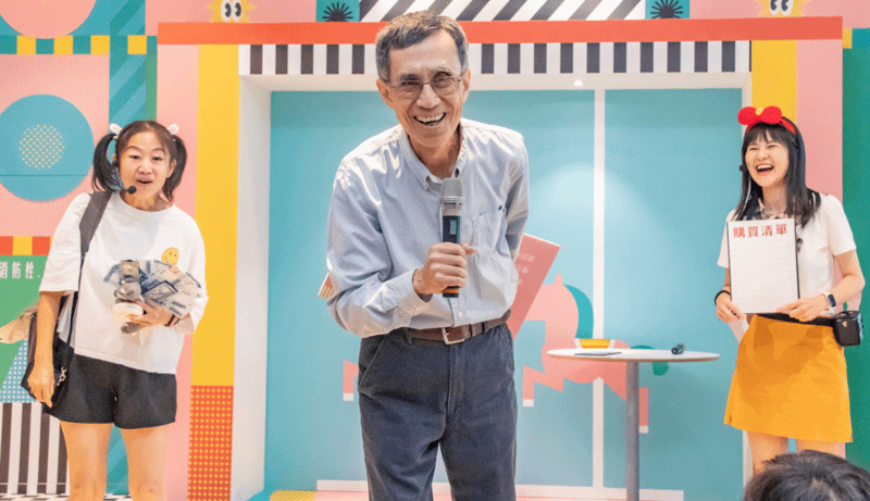 中信銀董事鄭泰克於「理財小劇場」扮演理財專家，以淺顯易懂的方式與孩童面對面交流，鼓勵家長與孩子一同建立財務規劃概念。／中信銀行提供