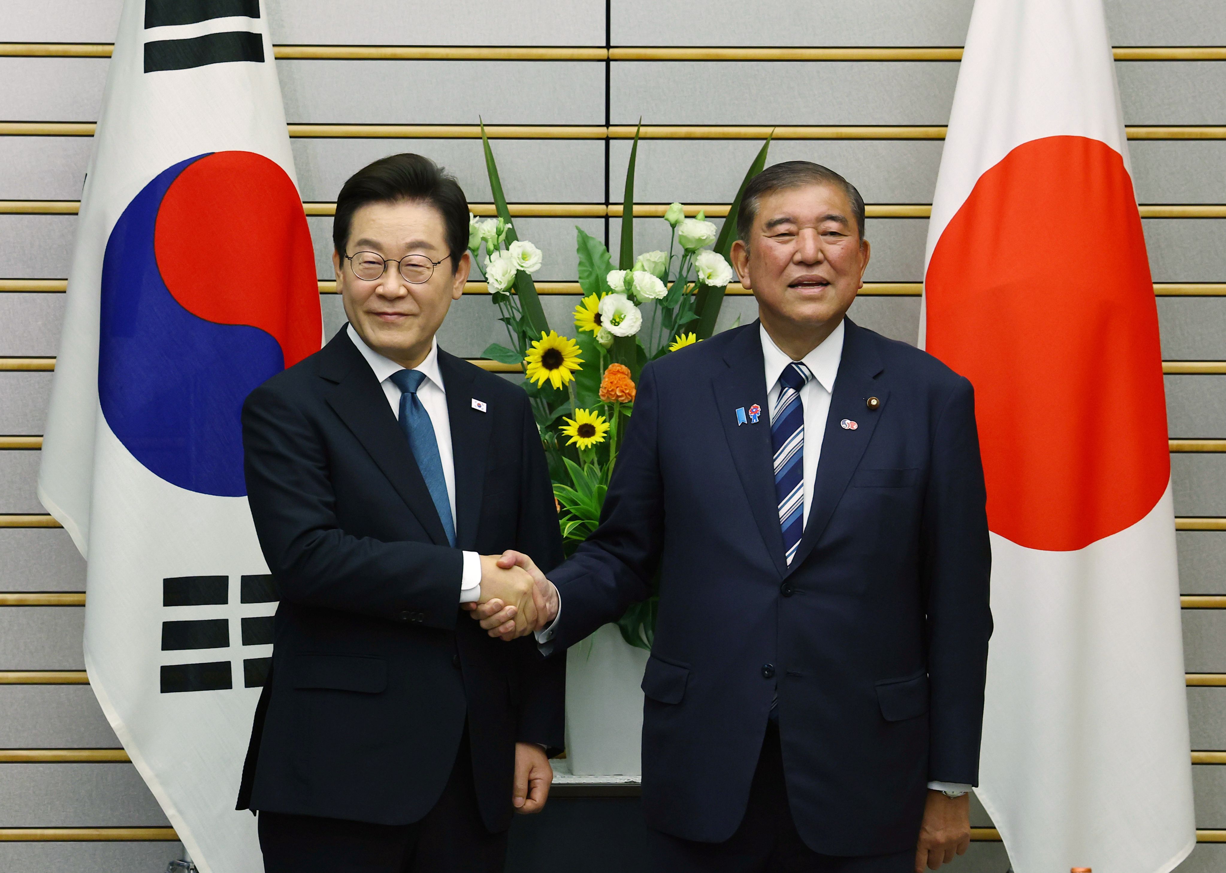  8月23日，韓國總統李在明（左）在東京會見日本首相石破茂。(AP)