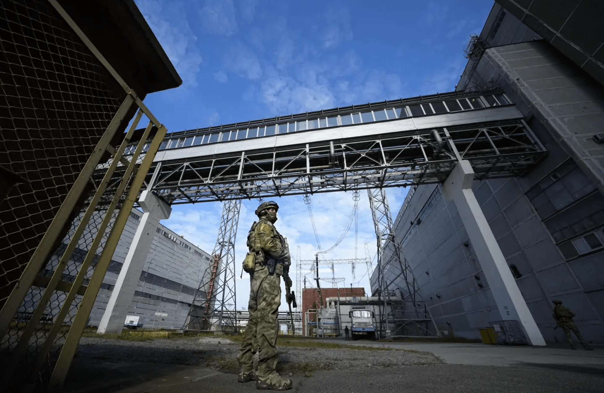 一名軍人駐守在烏克蘭境內、現由俄軍控制的札波羅熱核電廠（Zaporizhzhia Nuclear Power Plant）。（美聯社）