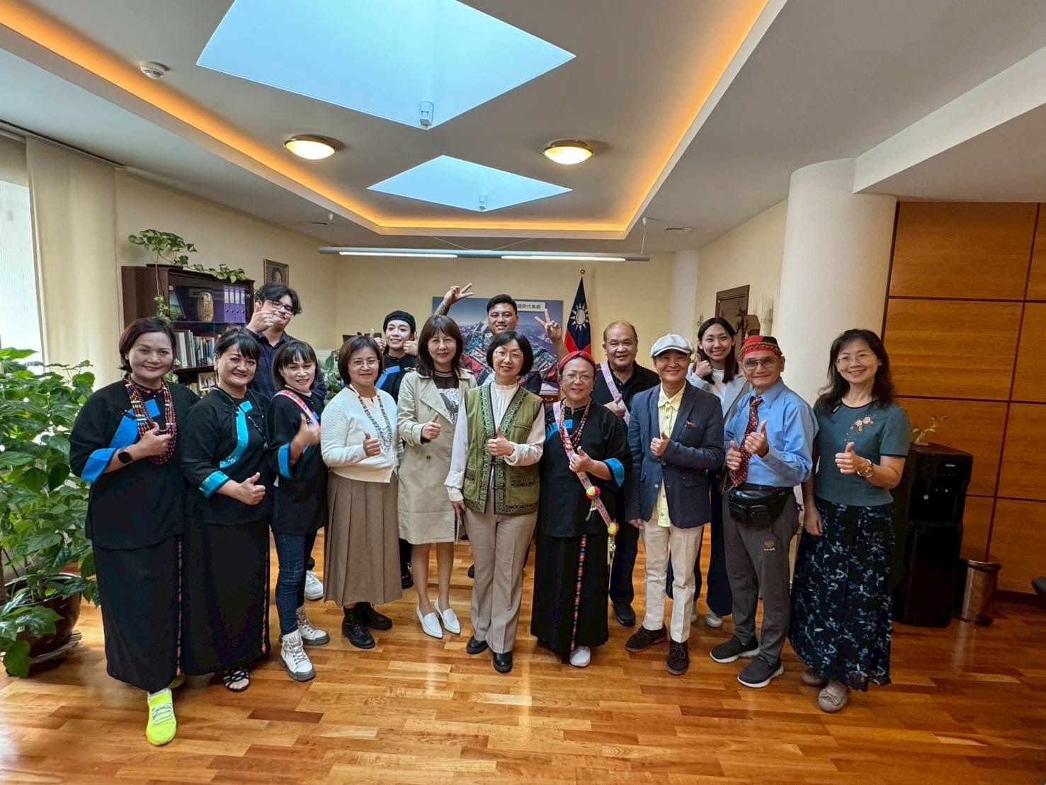 楊孟哲（前排右3）率表演團拜會駐莫斯科代表處代表羅靜如（前排右5）。（楊孟哲提供）