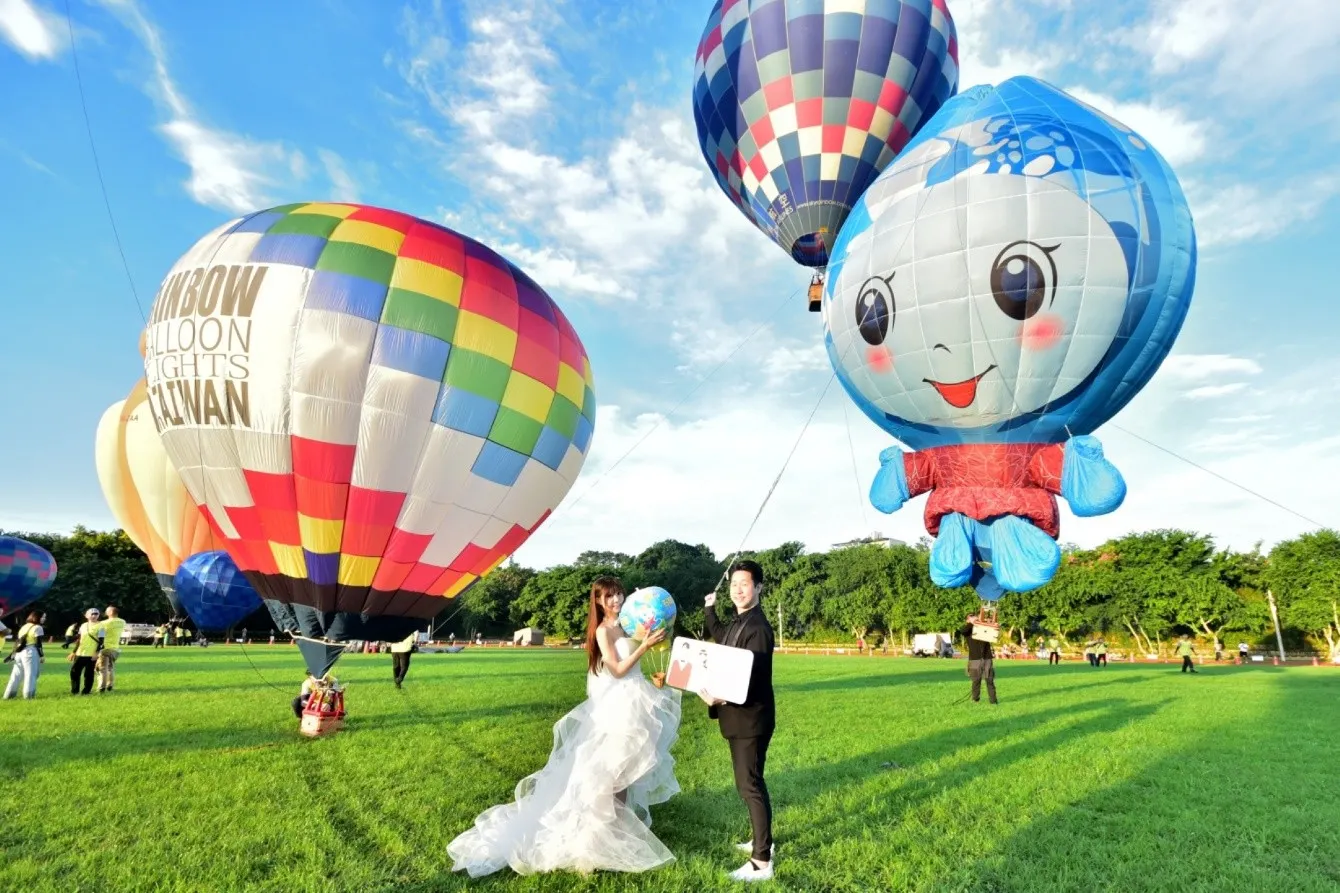 今年活動首度結合浪漫婚禮，打造全台獨有的「熱氣球空中婚禮」，讓參加聯合婚禮的新人們感受台中特有的夢幻婚禮體驗。(圖/台中市政府)