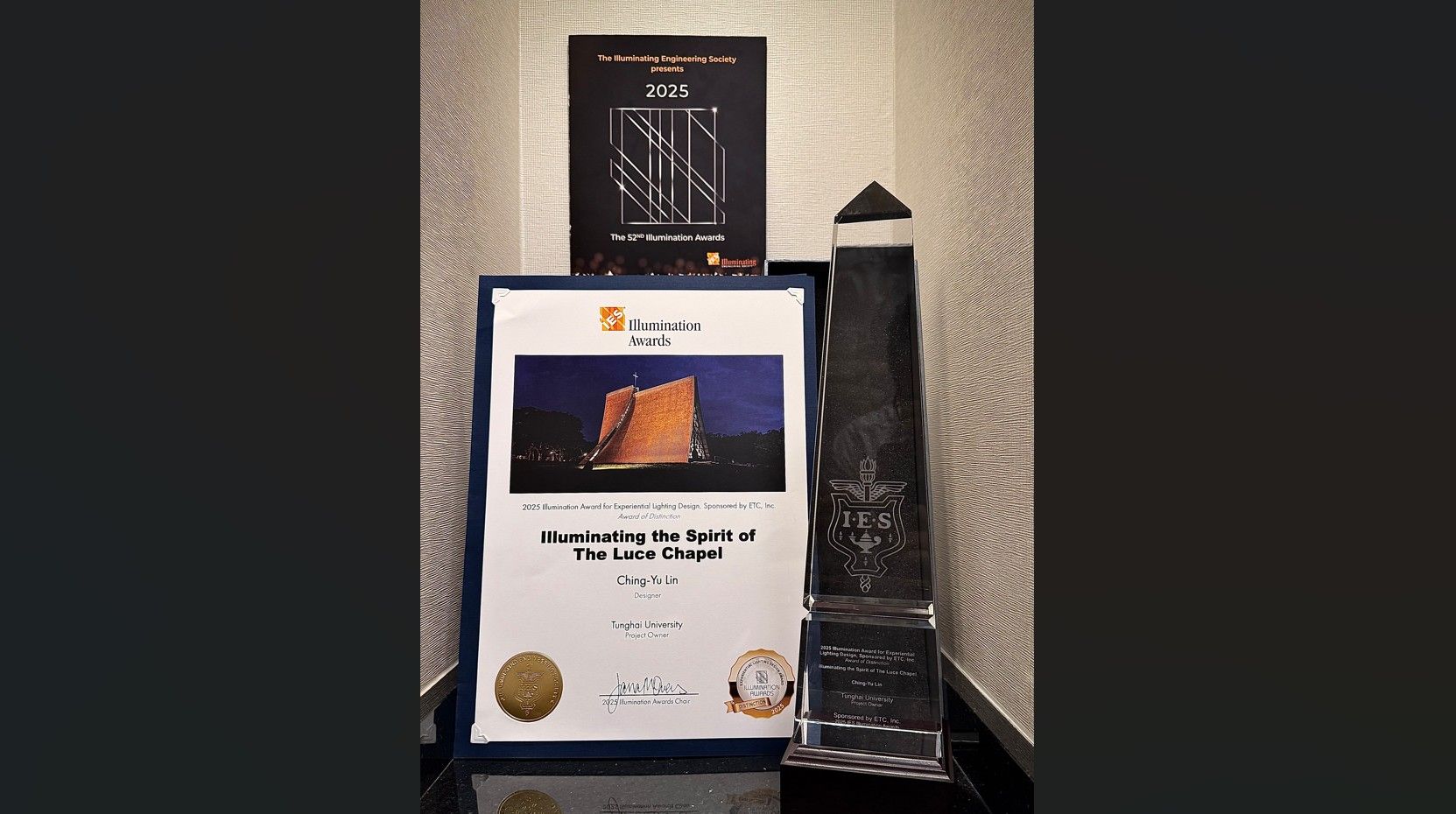 林靖祐老師以「照見教堂的靈性本質」為核心，導入隱微光源、智慧燈控系統，讓教堂在黑夜裡呈現靜謐莊嚴之姿，向建築大師們致敬。(圖/東海大學)