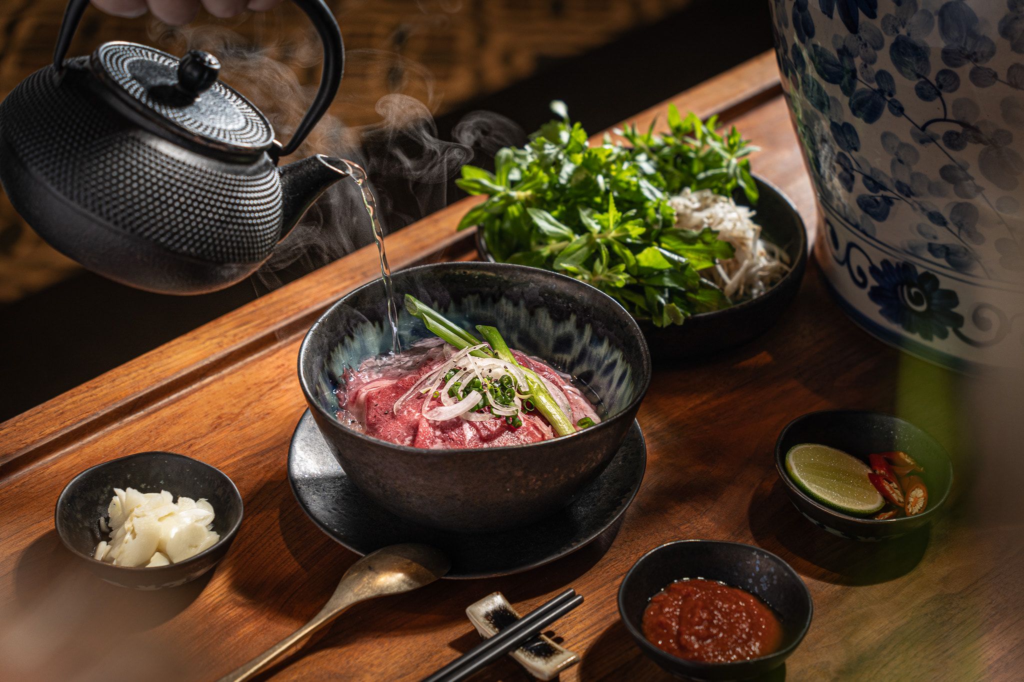 「味遊富國島」客座活動的菜色中的16小時慢燉和牛河粉，使用牛骨、牛筋與香料熬煮而成的清澈高湯，搭配油花均勻的和牛肋眼與 Q 彈河粉，香氣撲鼻、層次豐富，是溫潤暖心的經典美味。(圖/台北晶華提供)