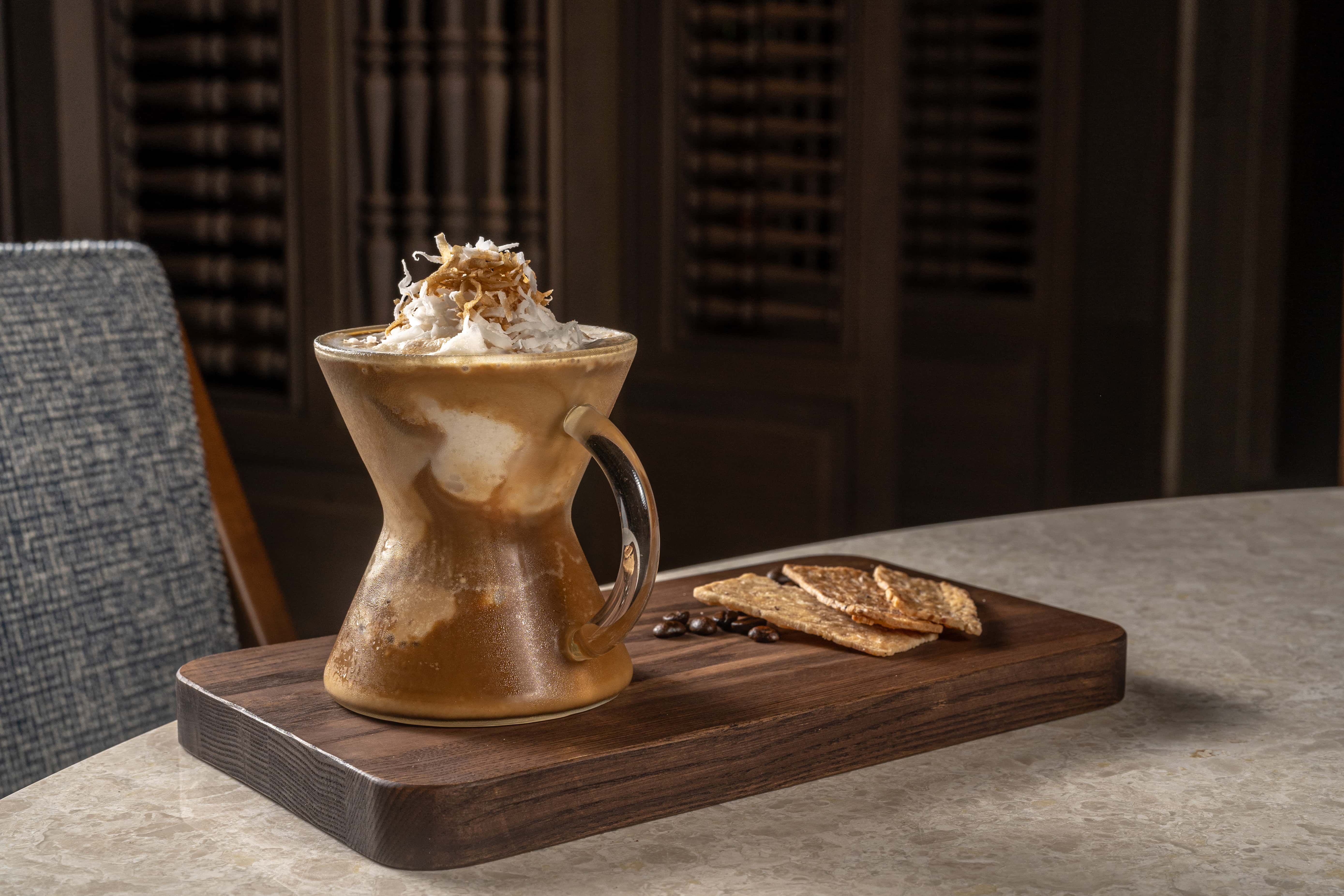 「味遊富國島」客座活動中飲品選項中的椰子咖啡是島嶼靈感的延伸，每一口都讓味蕾滿溢南洋的悠閒。(圖/台北晶華提供)