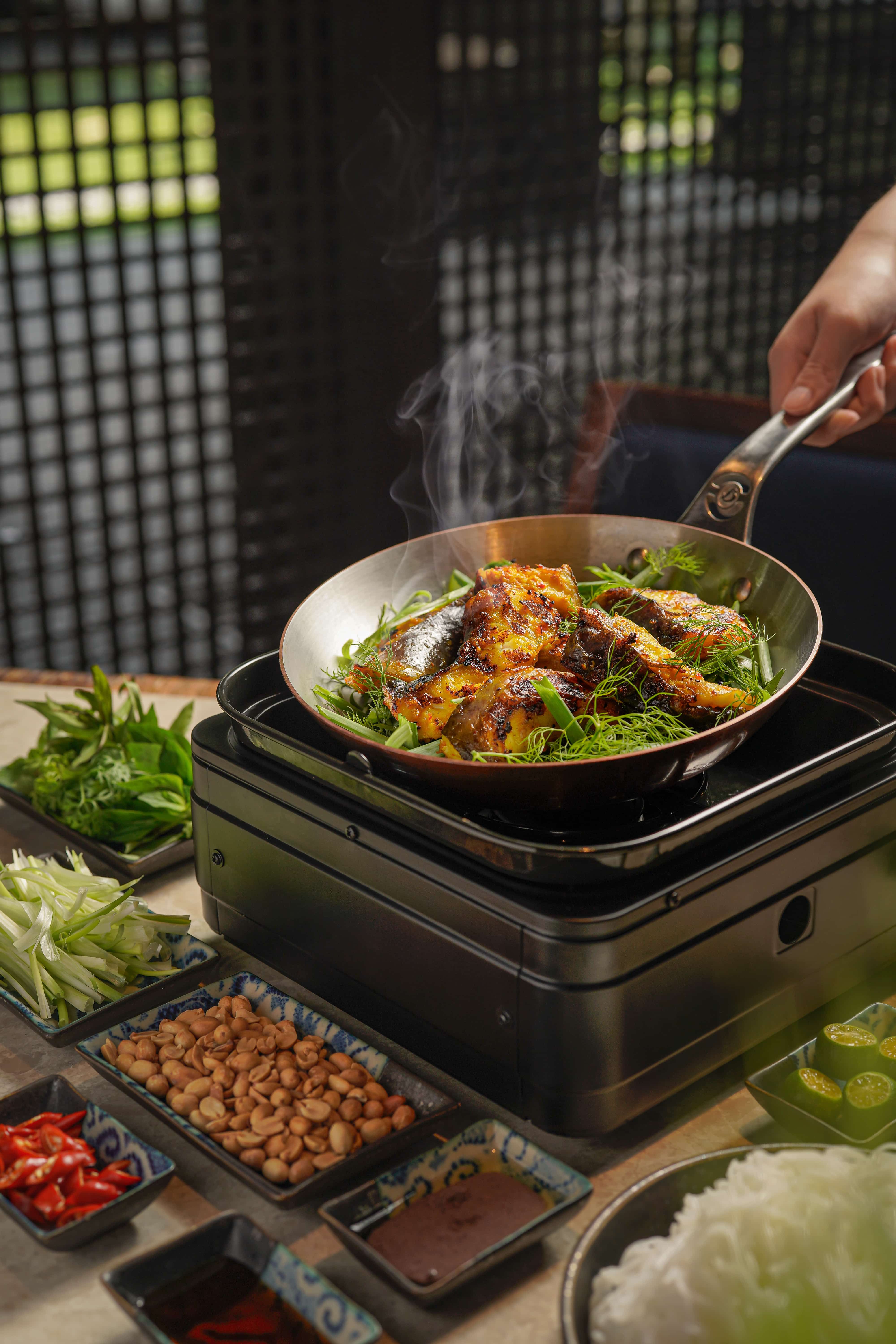 「味遊富國島」客座活動的菜色中的河內李旺魚餅選用以薑黃醃製的白身魚與蒔蘿炭烤而成，口感細緻芳香，是融合歷史故事與料理技藝的代表作。(圖/台北晶華提供)