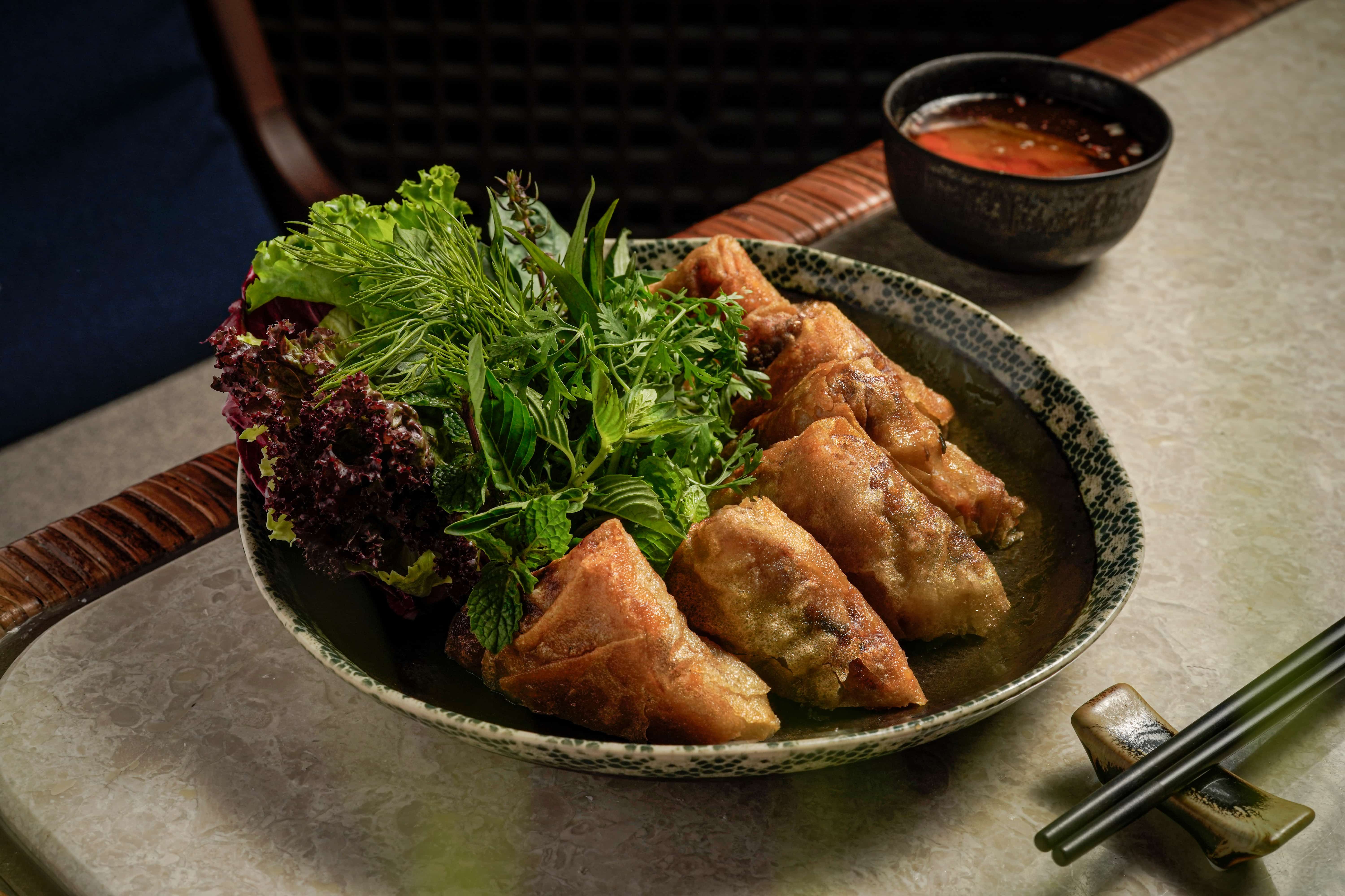 「味遊富國島」客座活動的菜色中的酥炸海鮮春捲重新演繹傳統越式炸春捲，外皮酥脆、內餡飽滿，選用藍蟹肉、虎蝦、木耳與豆芽，搭配特製酸甜魚露醬，香氣四溢。(圖/台北晶華提供)