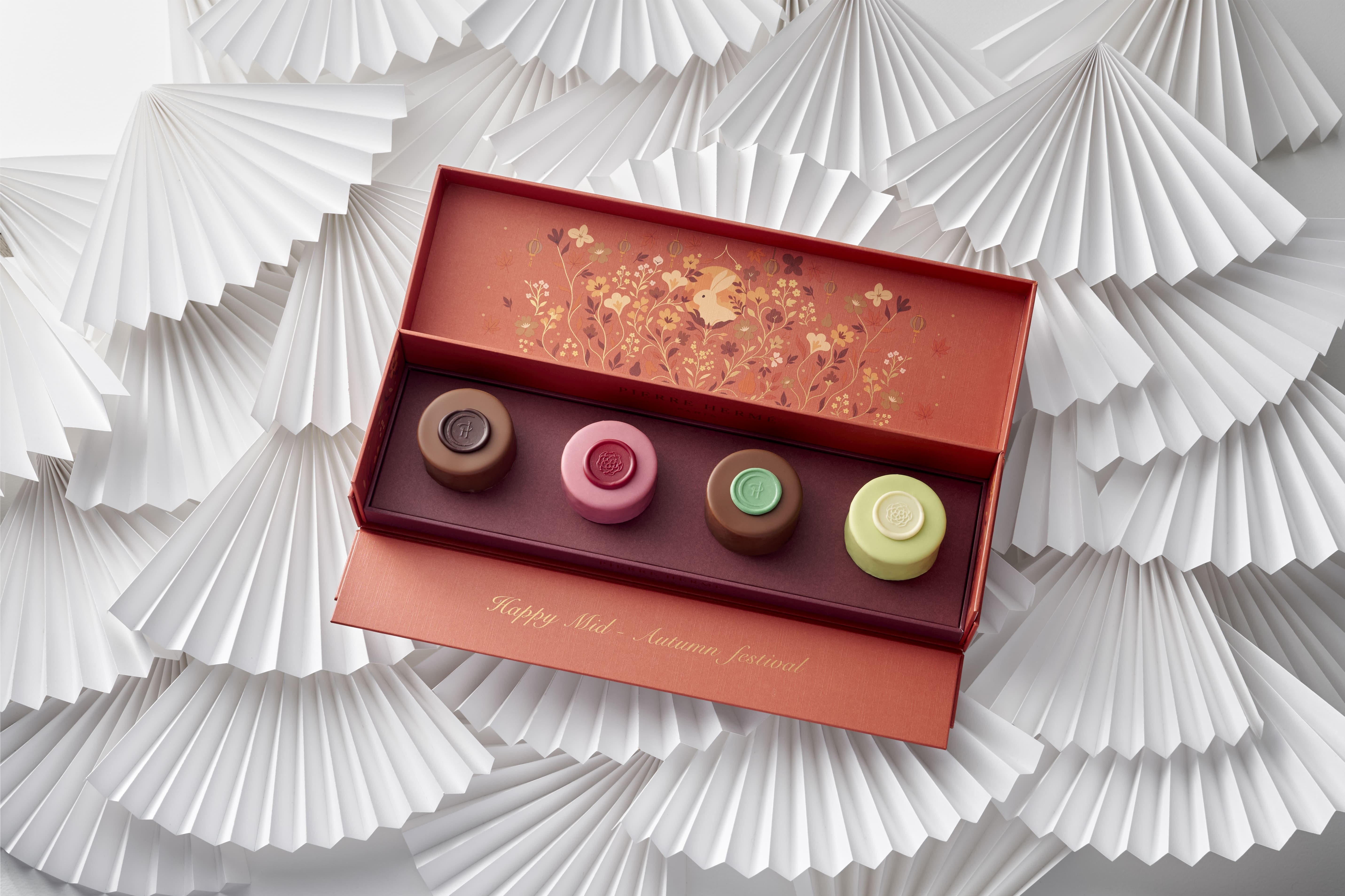 PIERRE HERMÉ橙光浮夢，月影詩章月餅禮盒推薦價1,980元。(圖/麗晶精品提供)