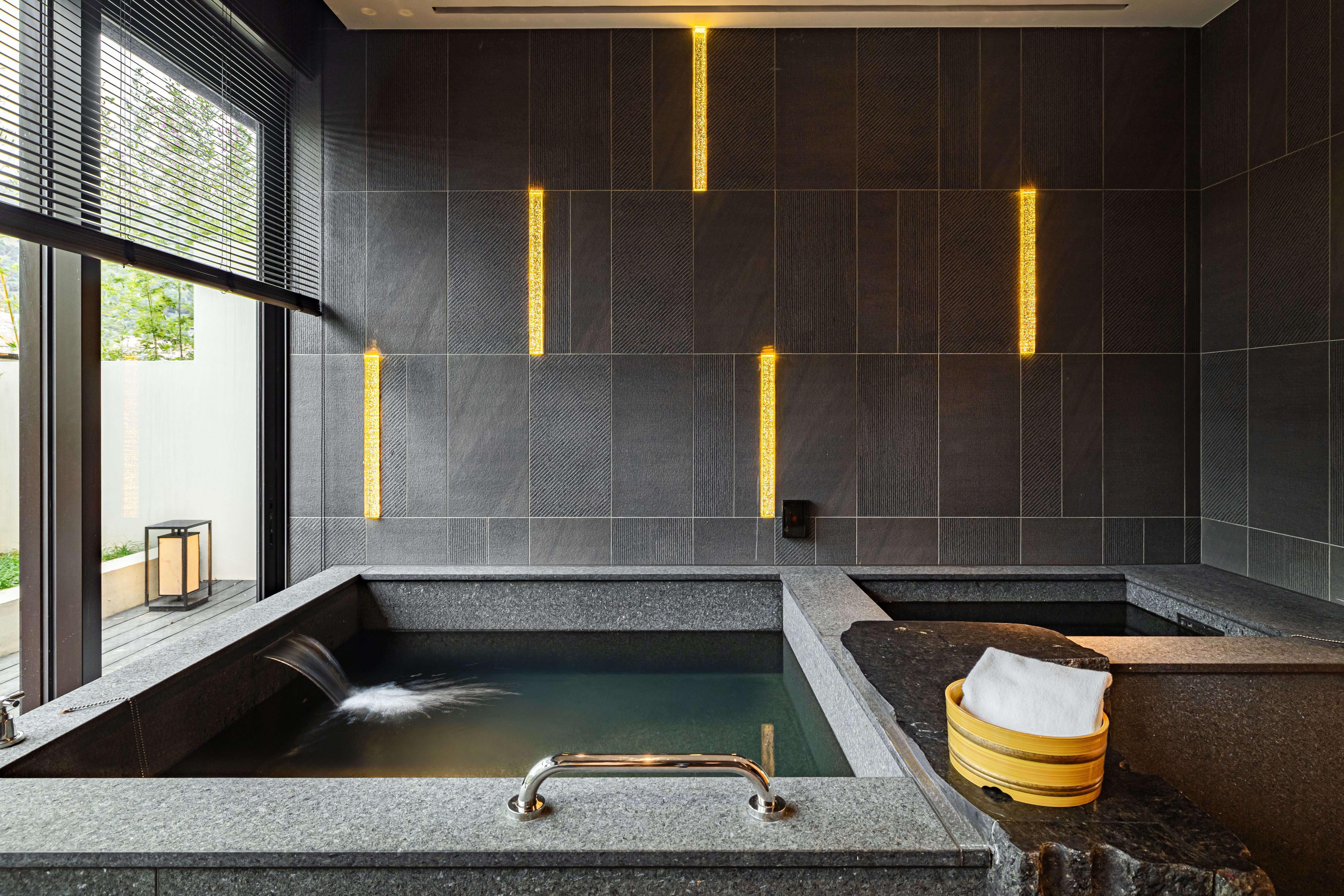 北投晶泉丰旅泉悦客房設有冷熱雙湯池，浸享白磺泉之美。(圖/台北晶華提供)