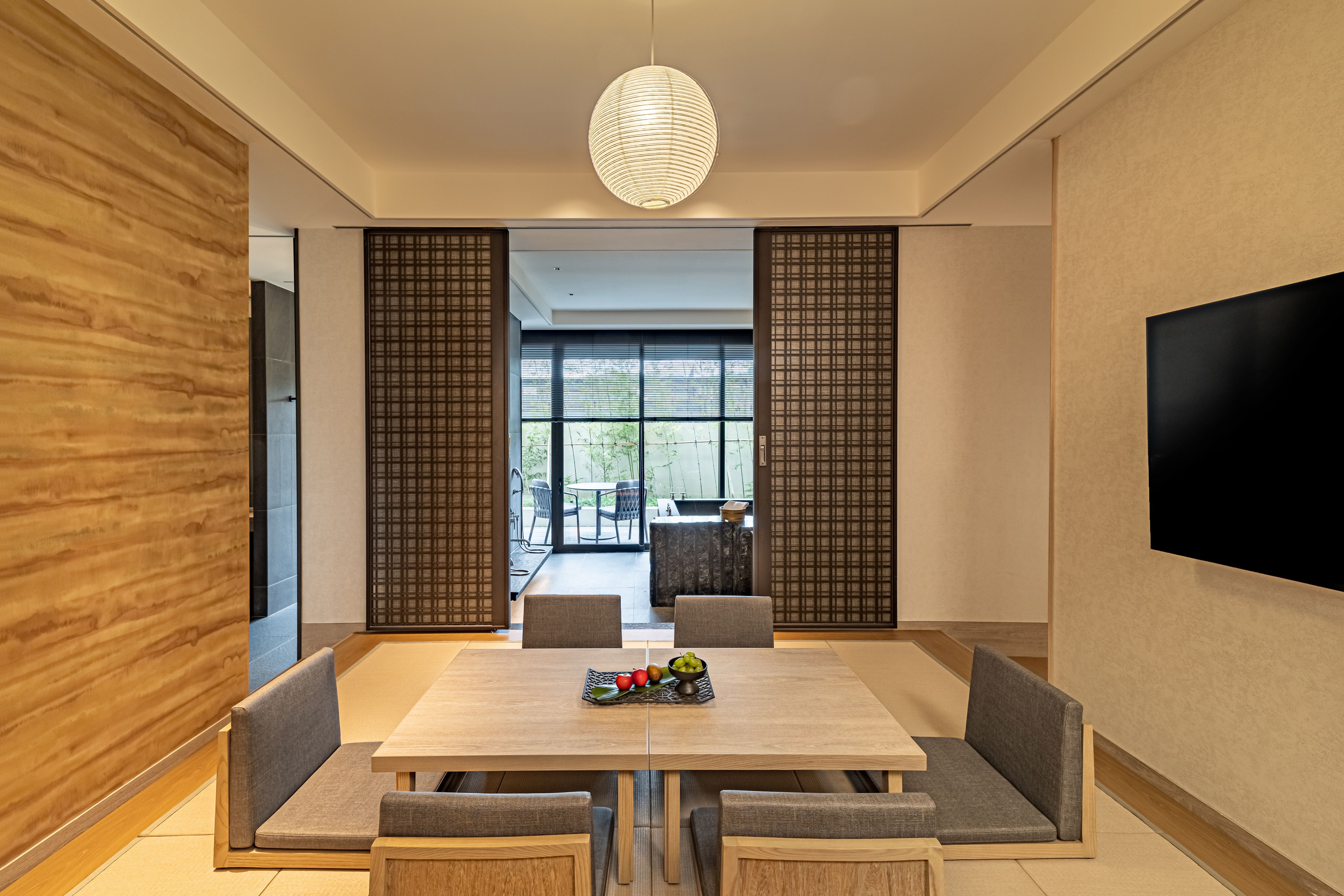 北投晶泉丰旅「風格馭旅」住房專案，邀您駕乘BMW漫遊地熱谷秘境，回房於雙湯池泡白磺泉，享受身心療癒。(圖/台北晶華提供)