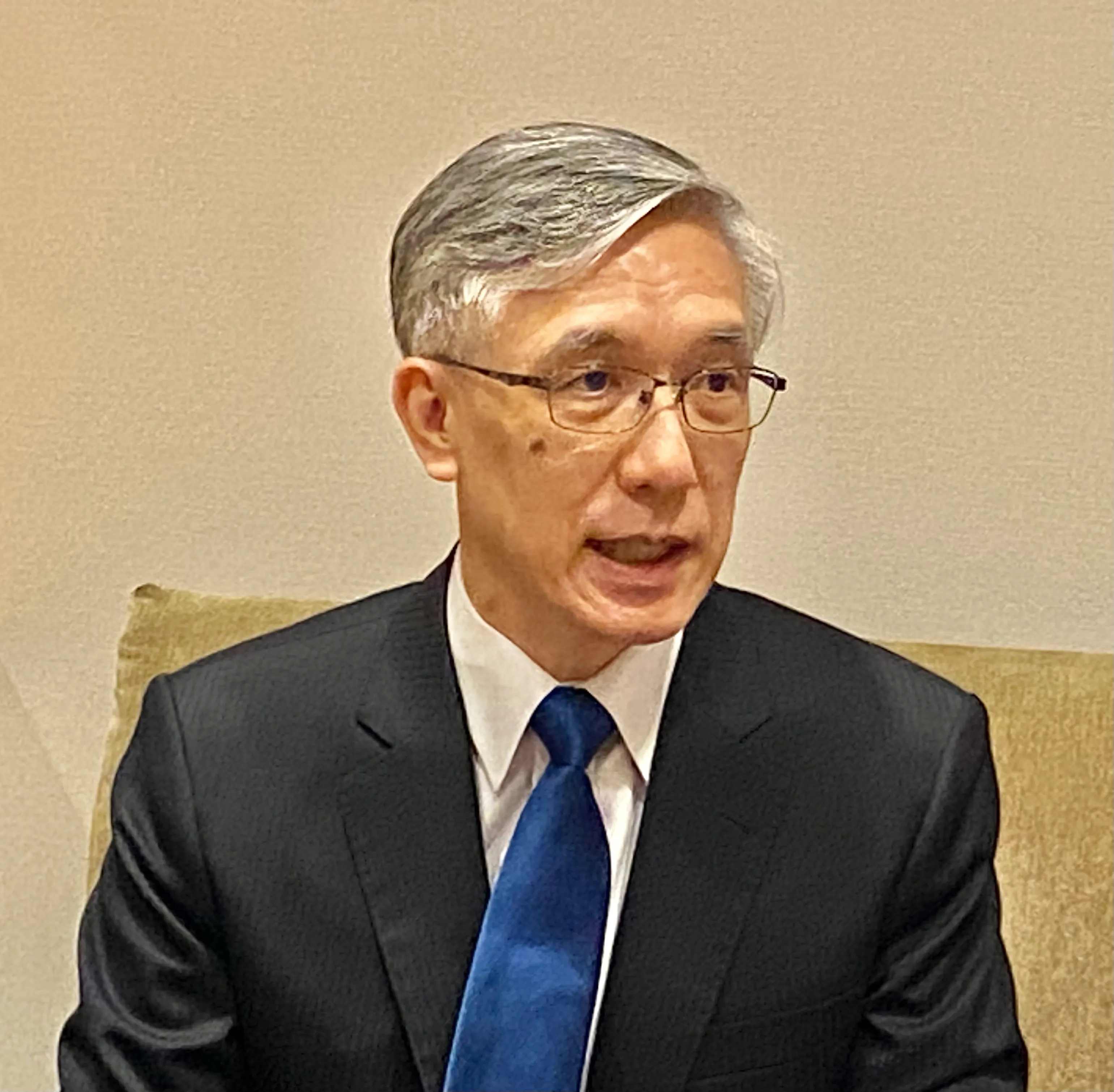 20250825一富邦金控首席經濟學家羅瑋，於法說會後媒體聯訪。（陳怡慈攝）