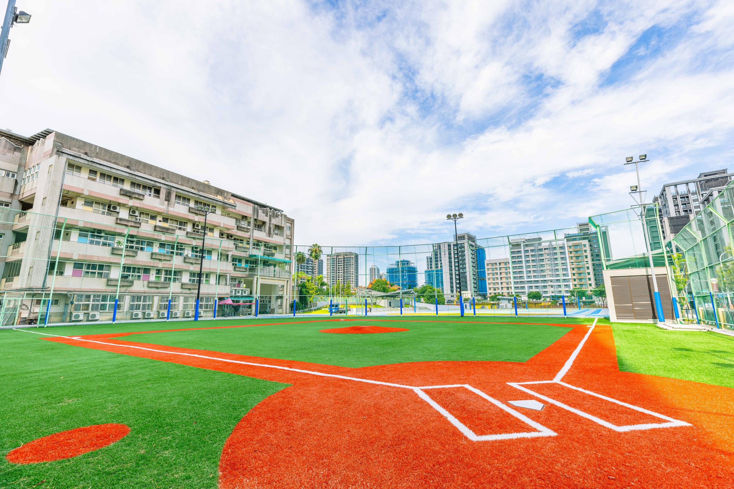 新工處因應興穀國小特色運動亮點設置棒球練習場，讓學童有完整運動空間也讓棒球隊有專屬訓練基地。(圖/新北市工務局提供)