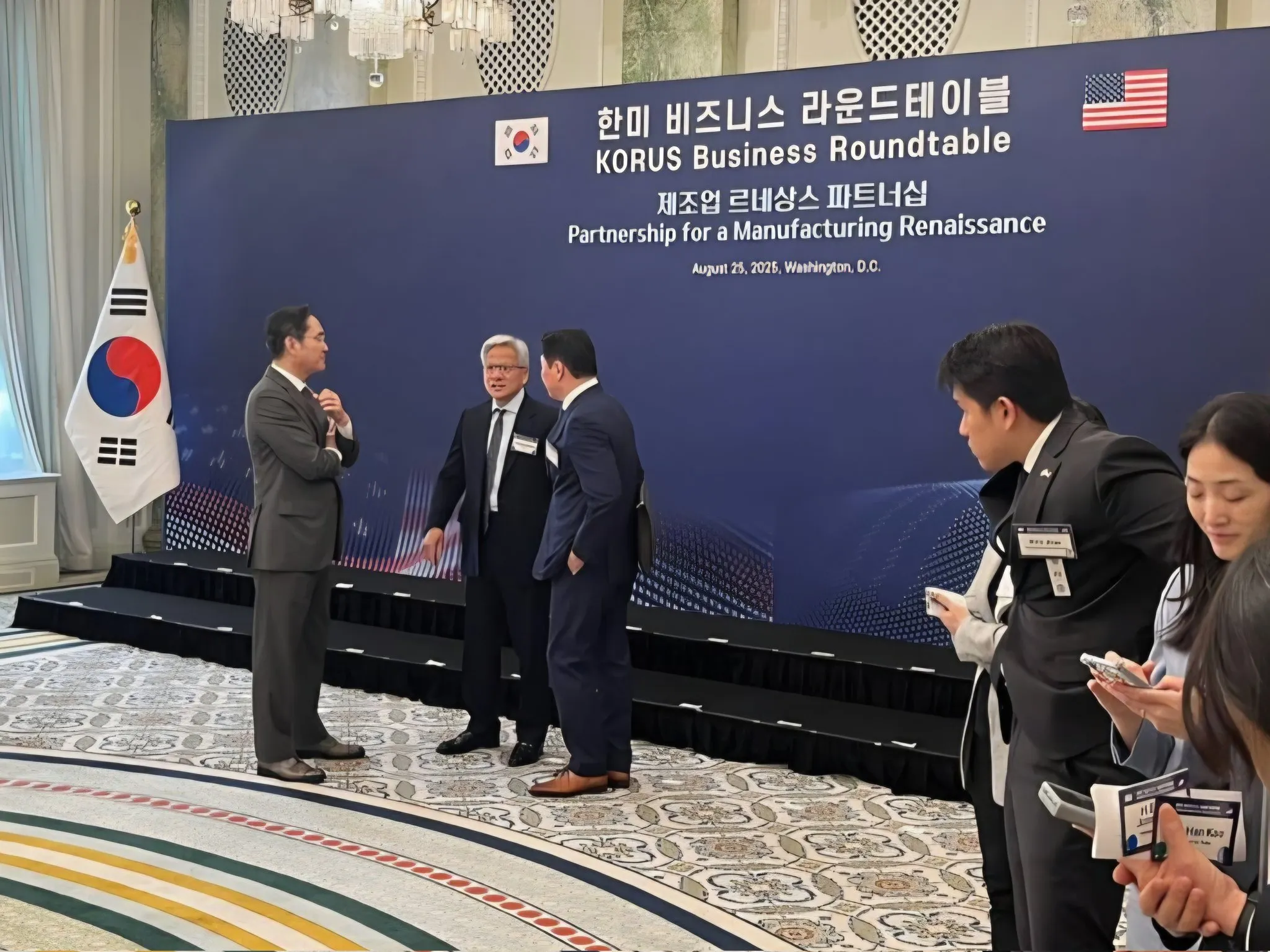 8月25日，三星電子會長李在鎔（左一）與Nvidia執行長黃仁勳（左二）出席「韓美商業圓桌會議」。（取自@yoolimleenews X）