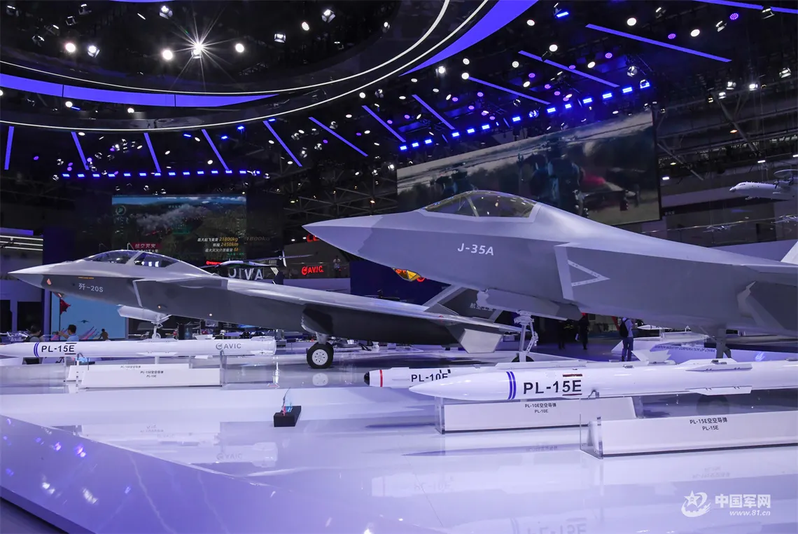 殲-20S（左）為全球首款雙座五代戦機，後座武器官可指揮無人僚機組成機隊。圖為2024年中国航展現場。（翻攝自中国軍網）