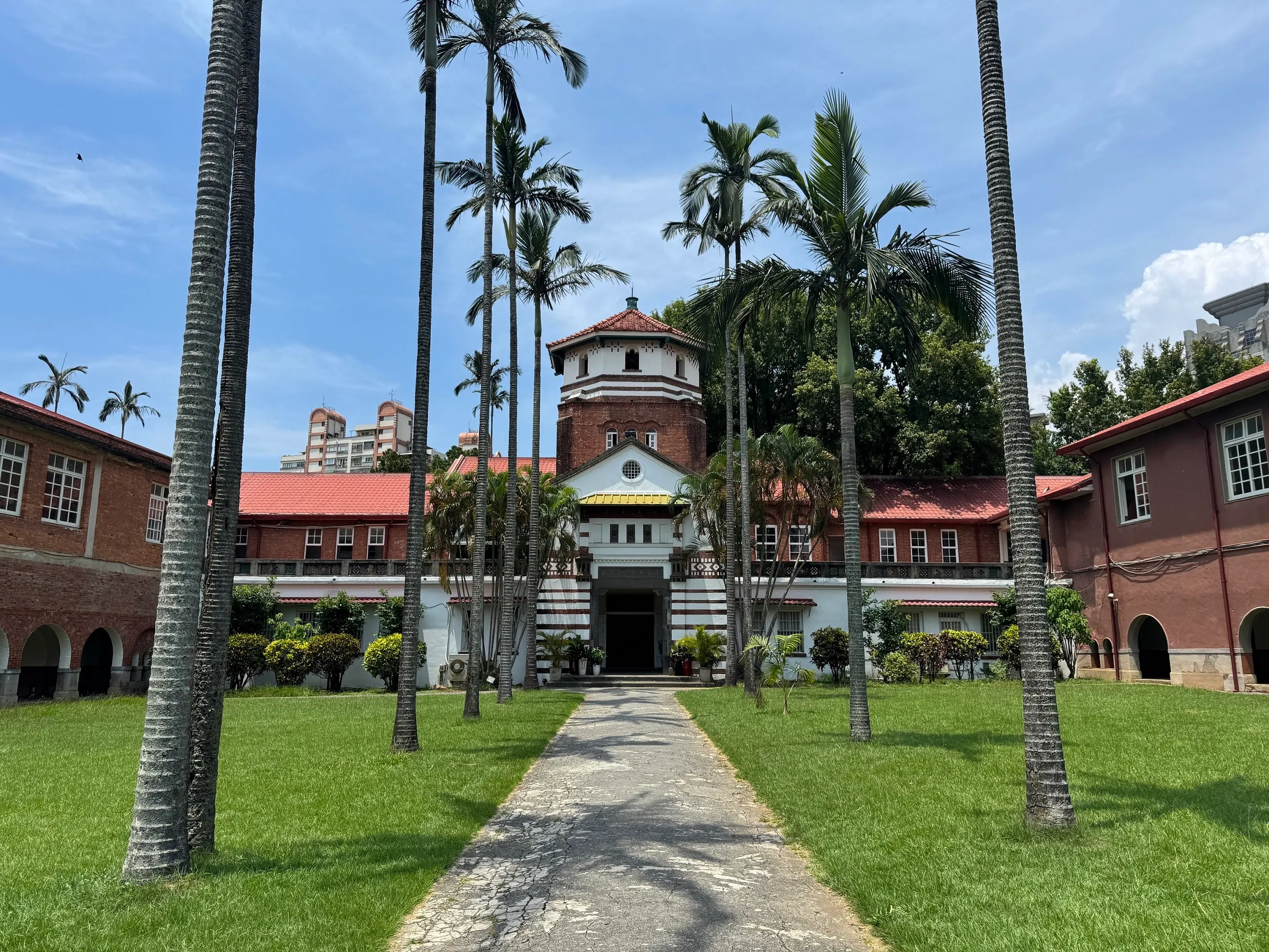 淡水古蹟博物館「古蹟文化廊帶」主題導覽活動，行經的淡江高級中學是電影《不能說的·秘密》取景地，吸引遊客特地穿上特製制服在電影場景拍照。(圖/新北市立淡水古蹟博物館)