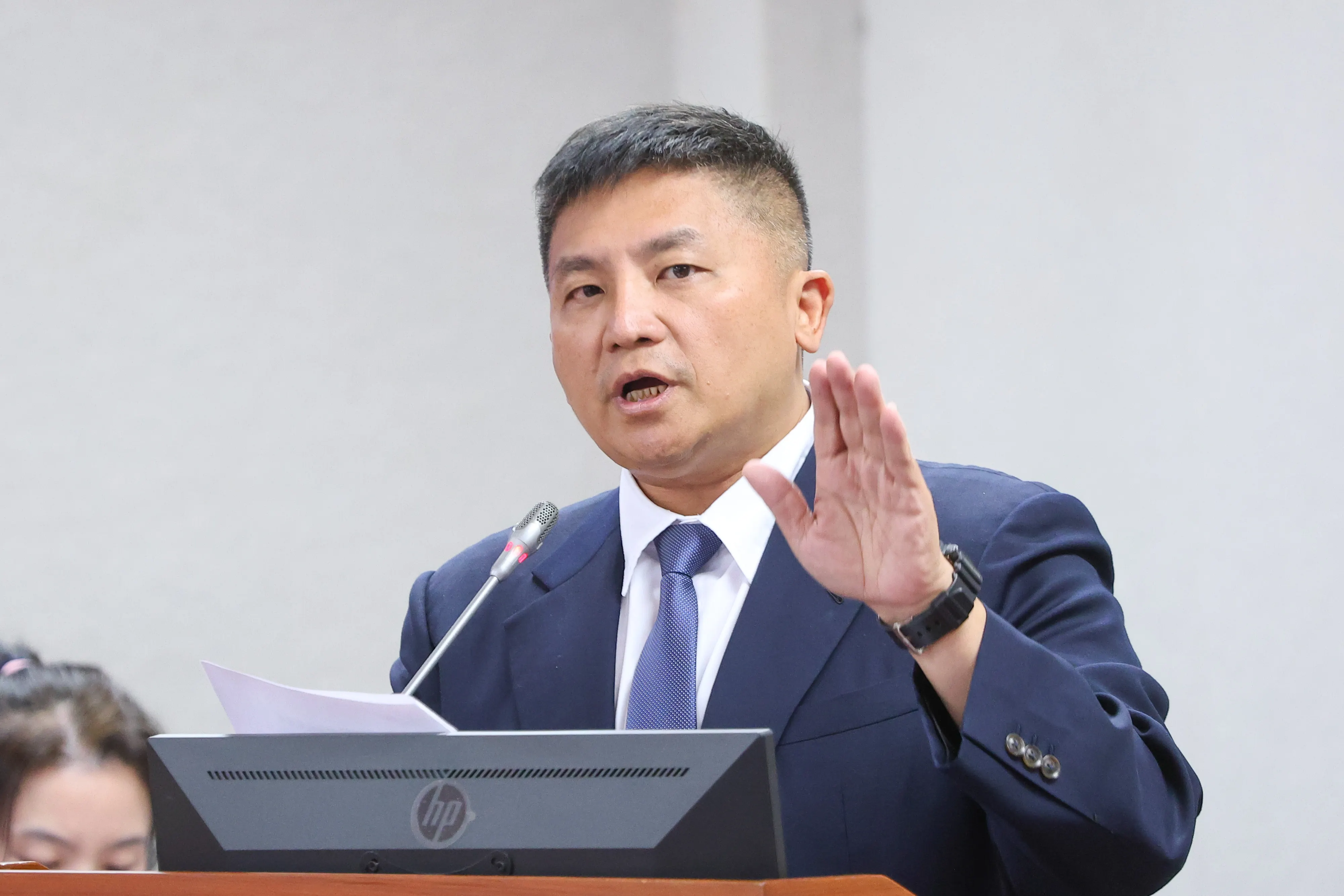 20250827-国民党議員吳宗憲が司法法制委員会で質疑。（顔麟宇撮影）