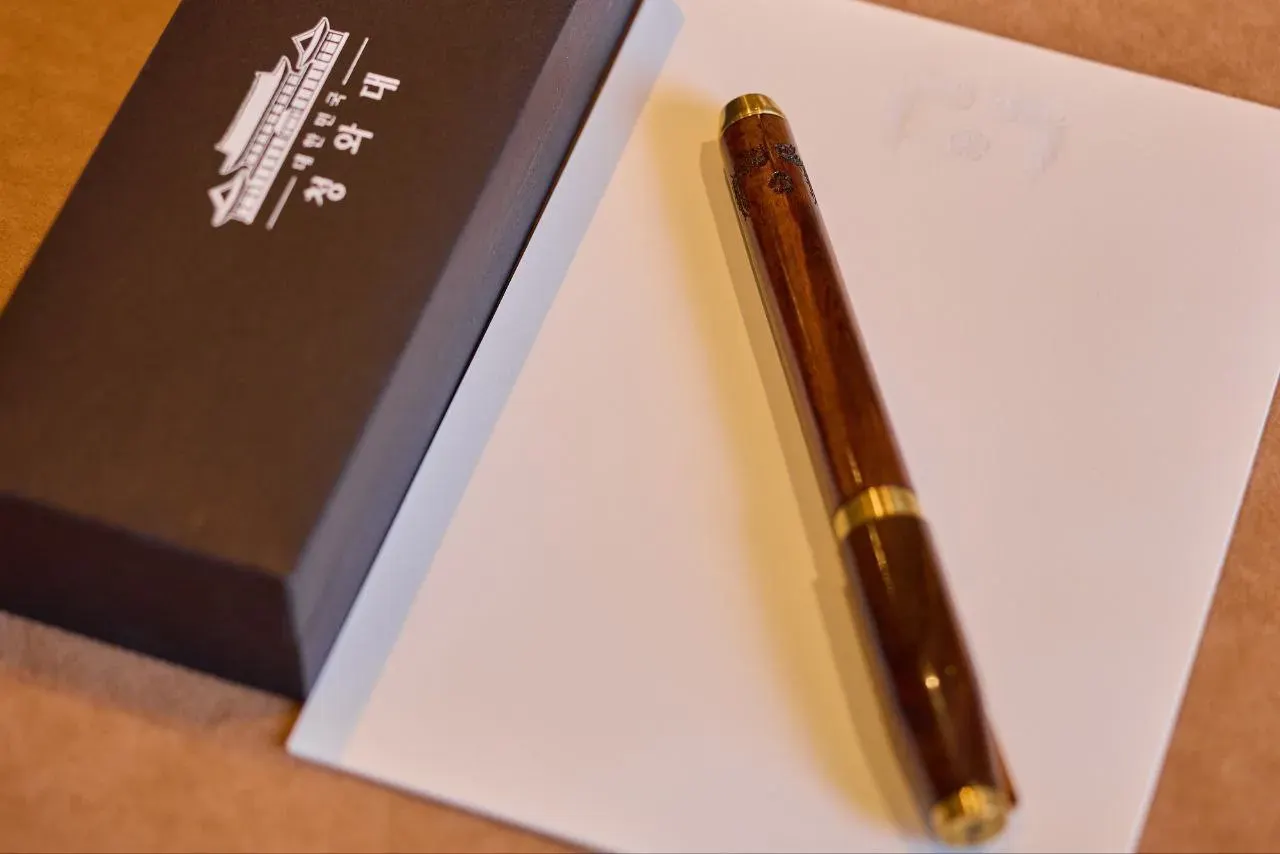 韓國總統李在明一支特製的棕色鋼筆，成功引起川普關注，也連帶讓背後製造商受益。（翻攝自南韓總統室網站）