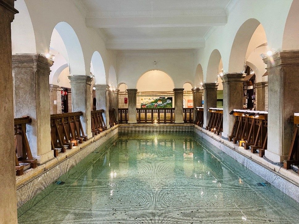 北投溫泉博物館內一樓的大浴池在日治時期作為男湯使用，氣派如羅馬浴場般，令人眼睛為之一亮。圖/風傳媒拍攝