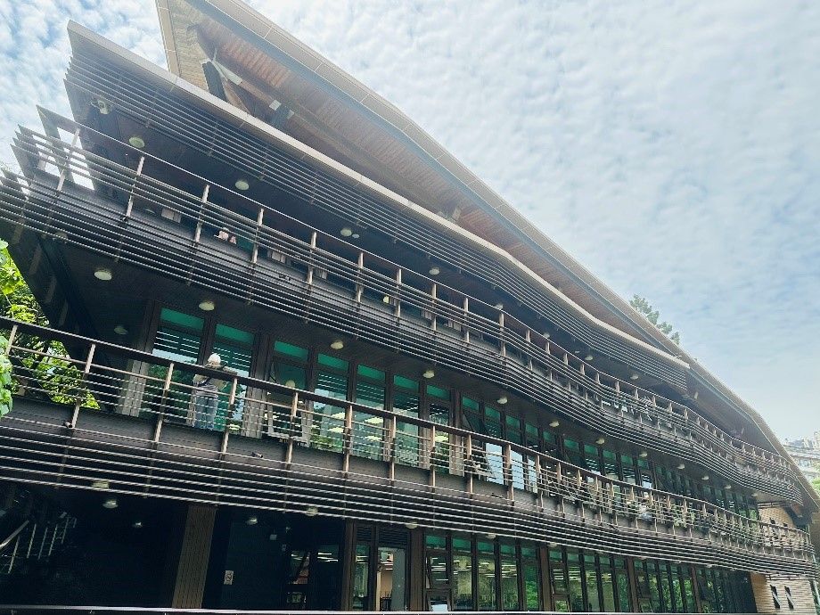 隱身在兼具歷史與自然情懷的北投公園內的木船式建築-「臺北市立圖書館-北投分館」。圖/風傳媒拍攝