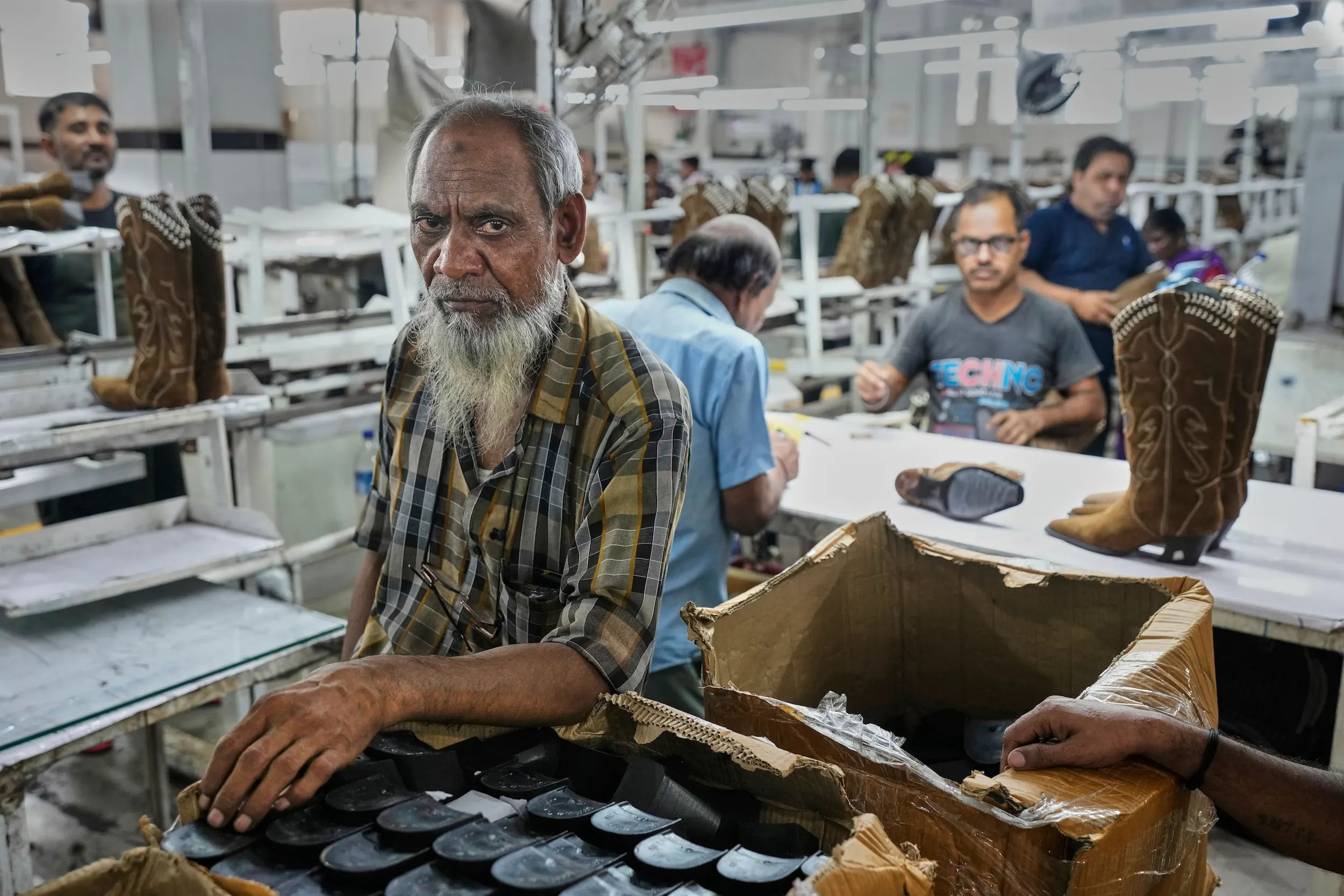 2025年8月25日、インドのアグラ、製造工場内で労働者は革製靴を製作している。（AP）